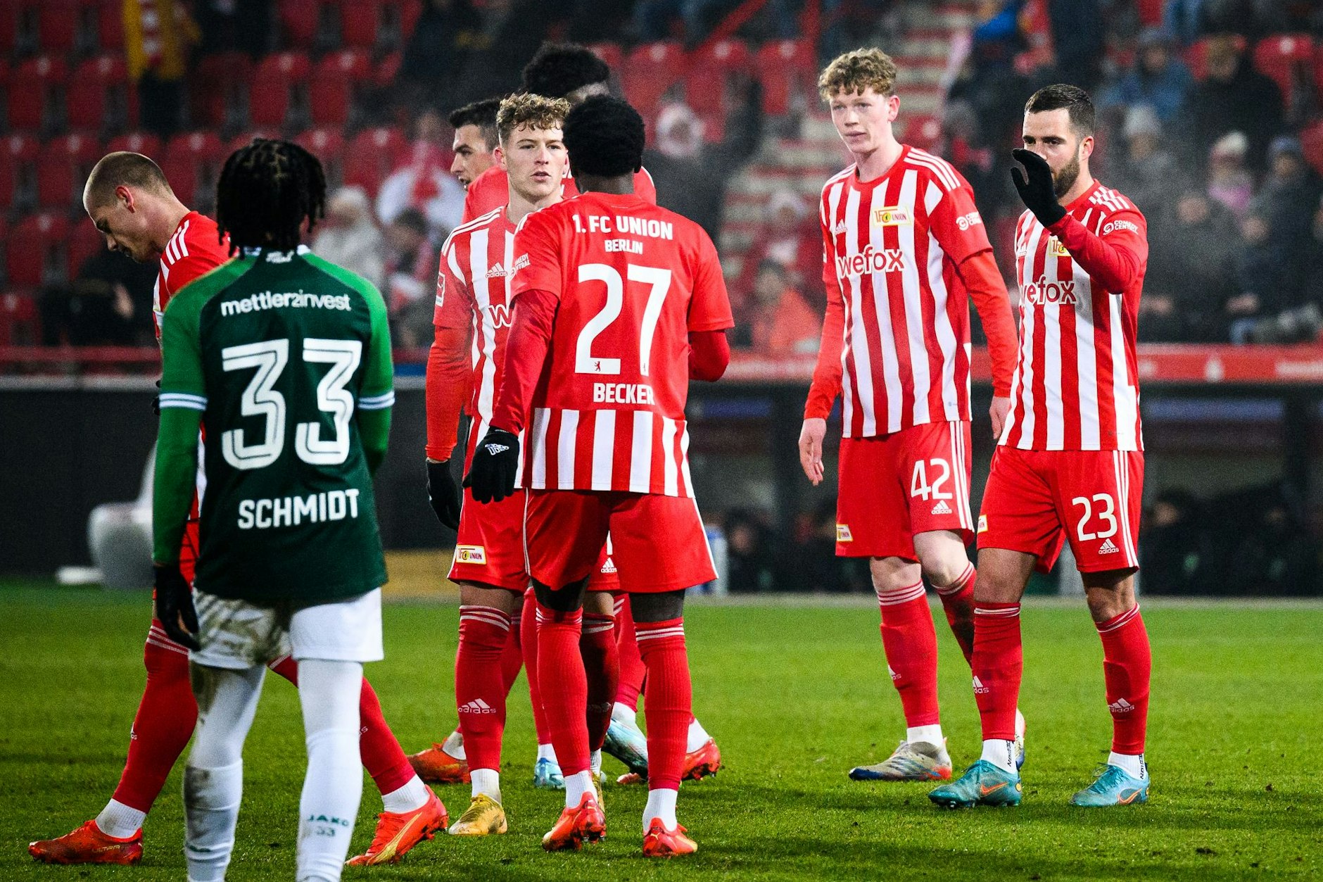 Niko Gießelmann (r.) feiert mit seinen Unioner Teamkollegen ganz cool sein Traumtor zum 4:1.