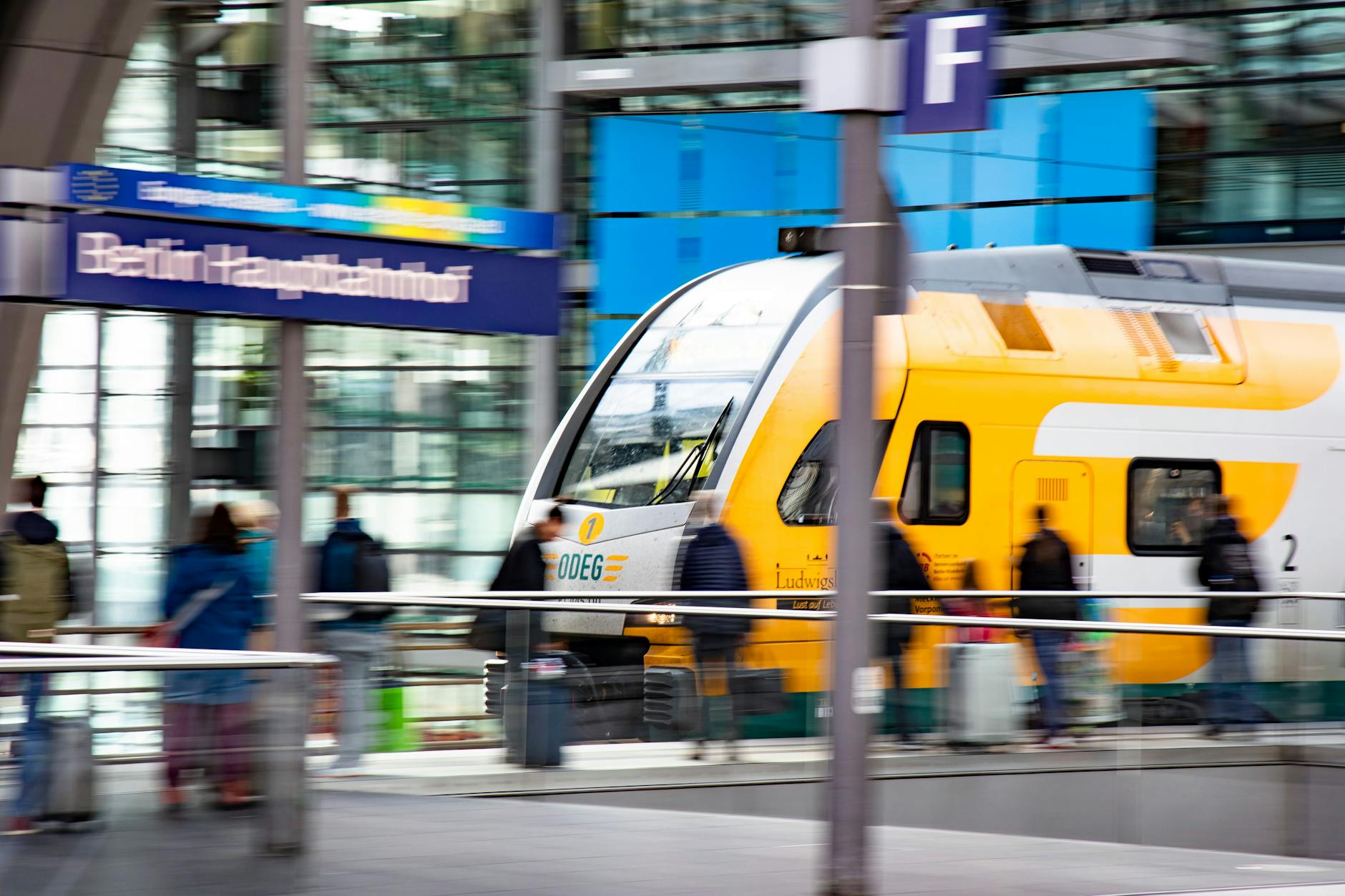 Ein Regionalexpresszug der Ostdeutschen Eisenbahn hält im Berliner Hauptbahnhof.
