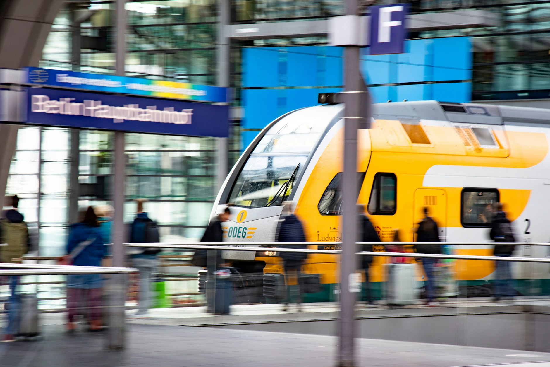 Ein Regionalexpresszug der Ostdeutschen Eisenbahn hält im Berliner Hauptbahnhof.