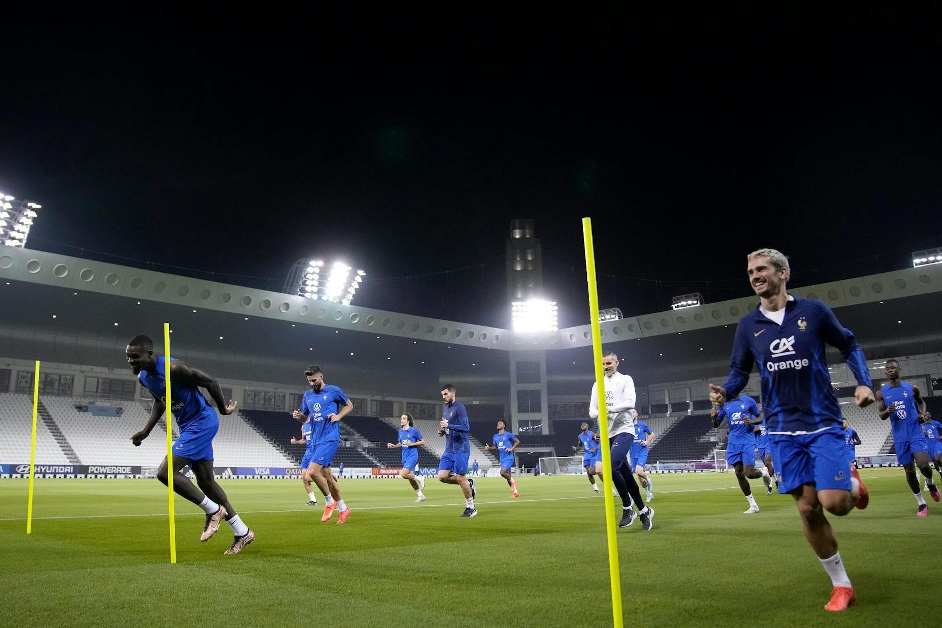 Frankreichs Antoine Griezmann (r) und seine französischen Teamgefährten beim Training.