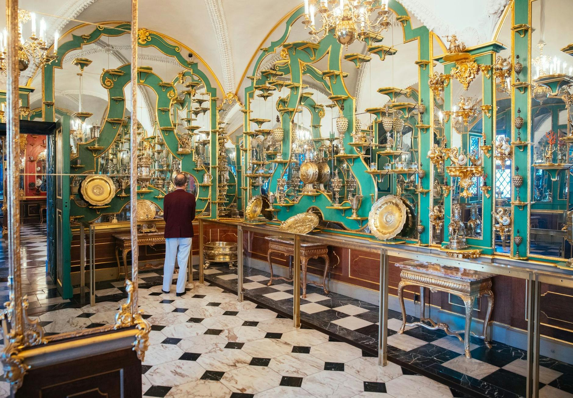 ARCHIV - Das Juwelenzimmer des Historischen Grünen Gewölbes im Residenzschloss vor dem Einbruch.