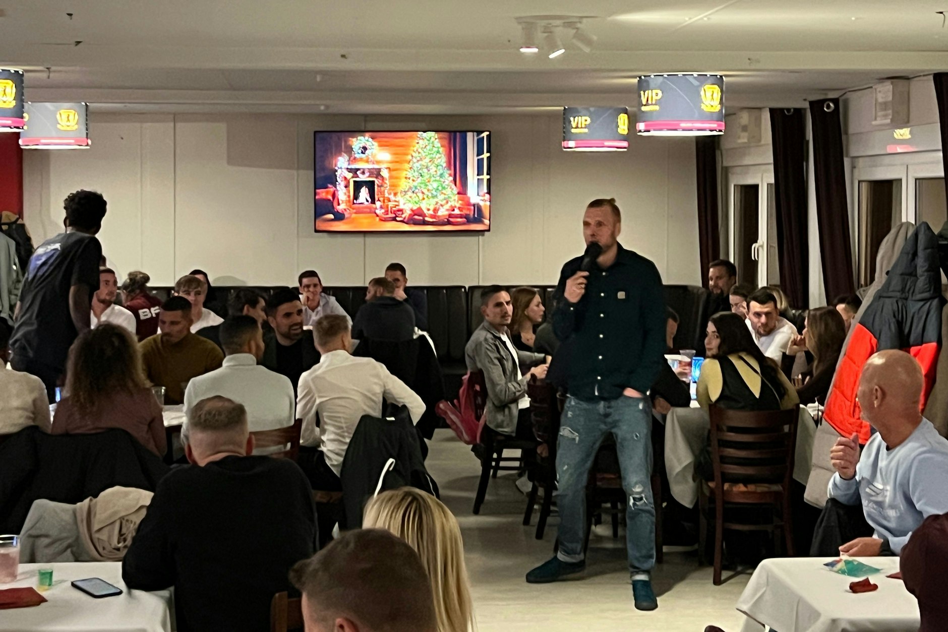 Auch Torwart Kevin Sommer hat auf der Weihnachtsfeier was zu sagen.