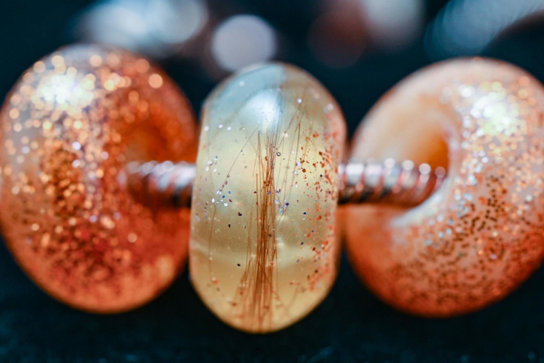 Haare eines verstorbenen Menschen, die in einem Schmuckstück in Epoxidharz eingeschlossen wurden