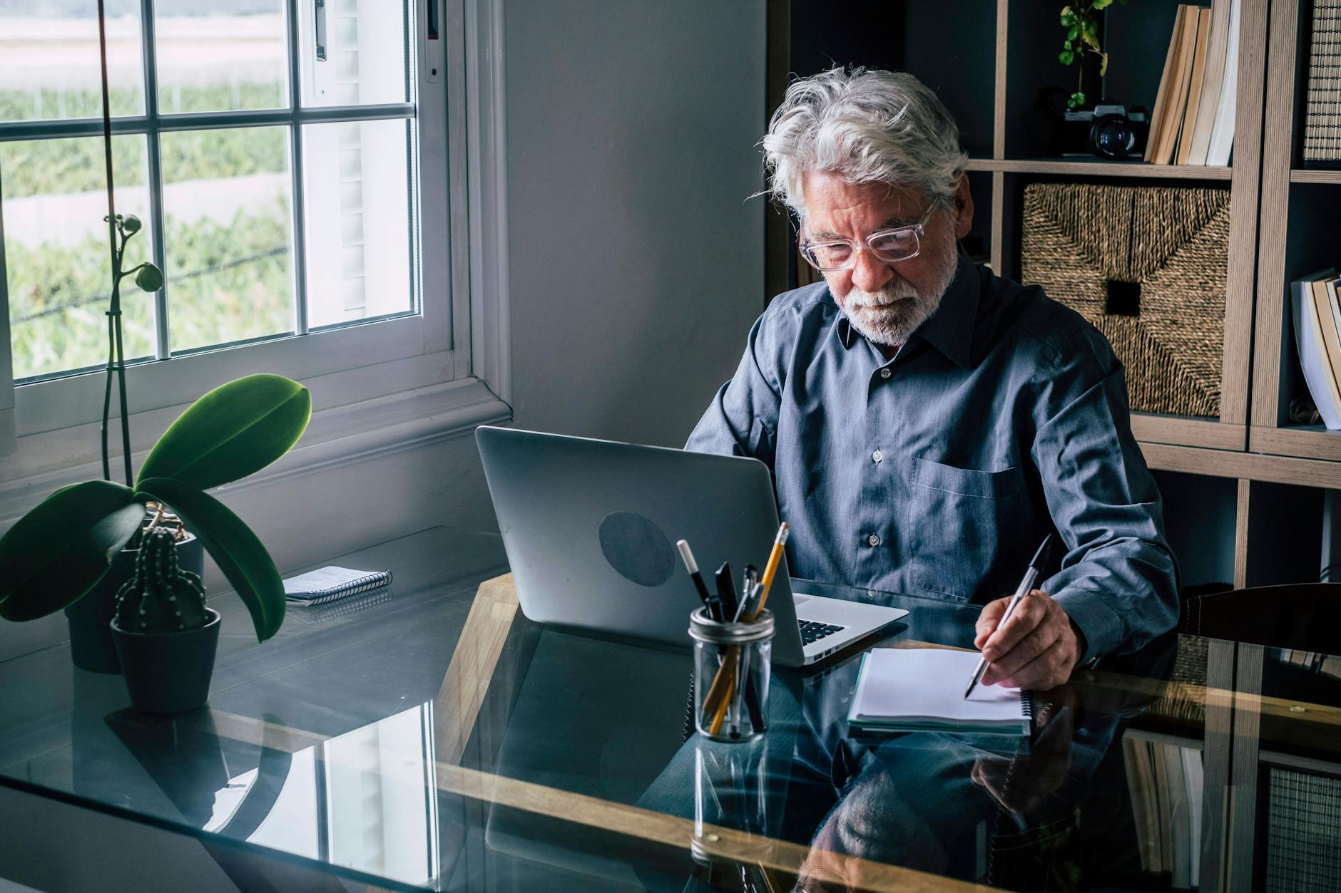 Die Homeoffice-Pauschale wird entfristet und von bislang fünf auf sechs Euro pro Tag angehoben.