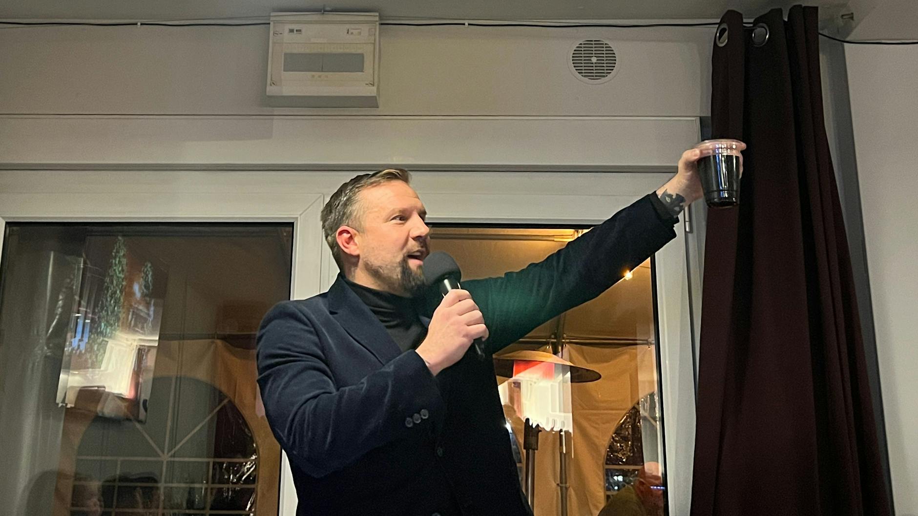 BFC-Trainer Heiner Backhaus prostet den Dynamos bei der Weihnachtsfeier zu.