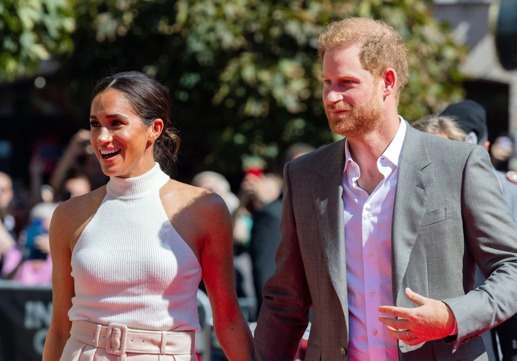 Das laute Schweigen des Palasts: Harry will Krisentreffen