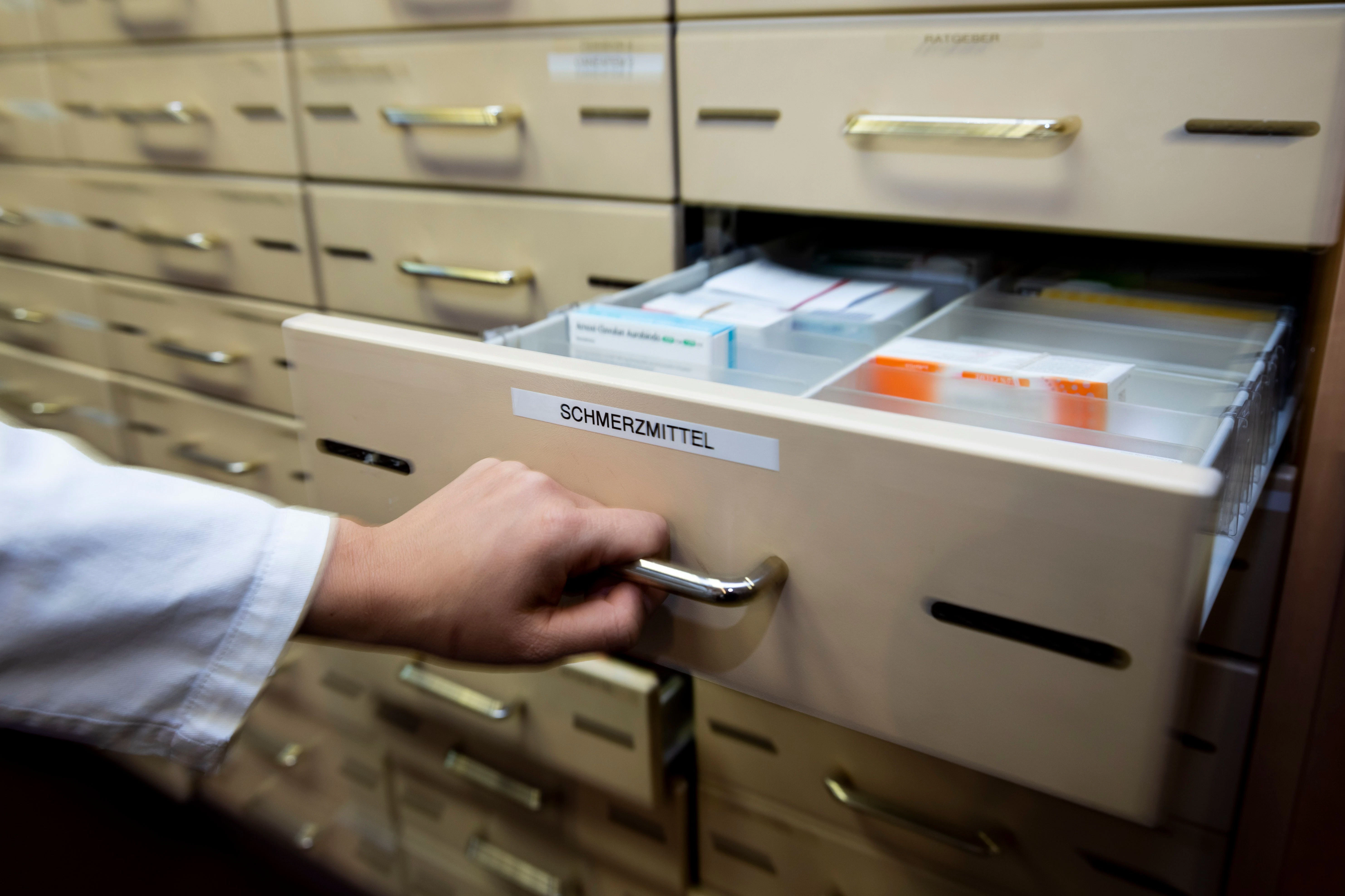 Mangel bei Arzneimitteln: ein Schubfach einer Apotheke, in dem Medikamente lagern