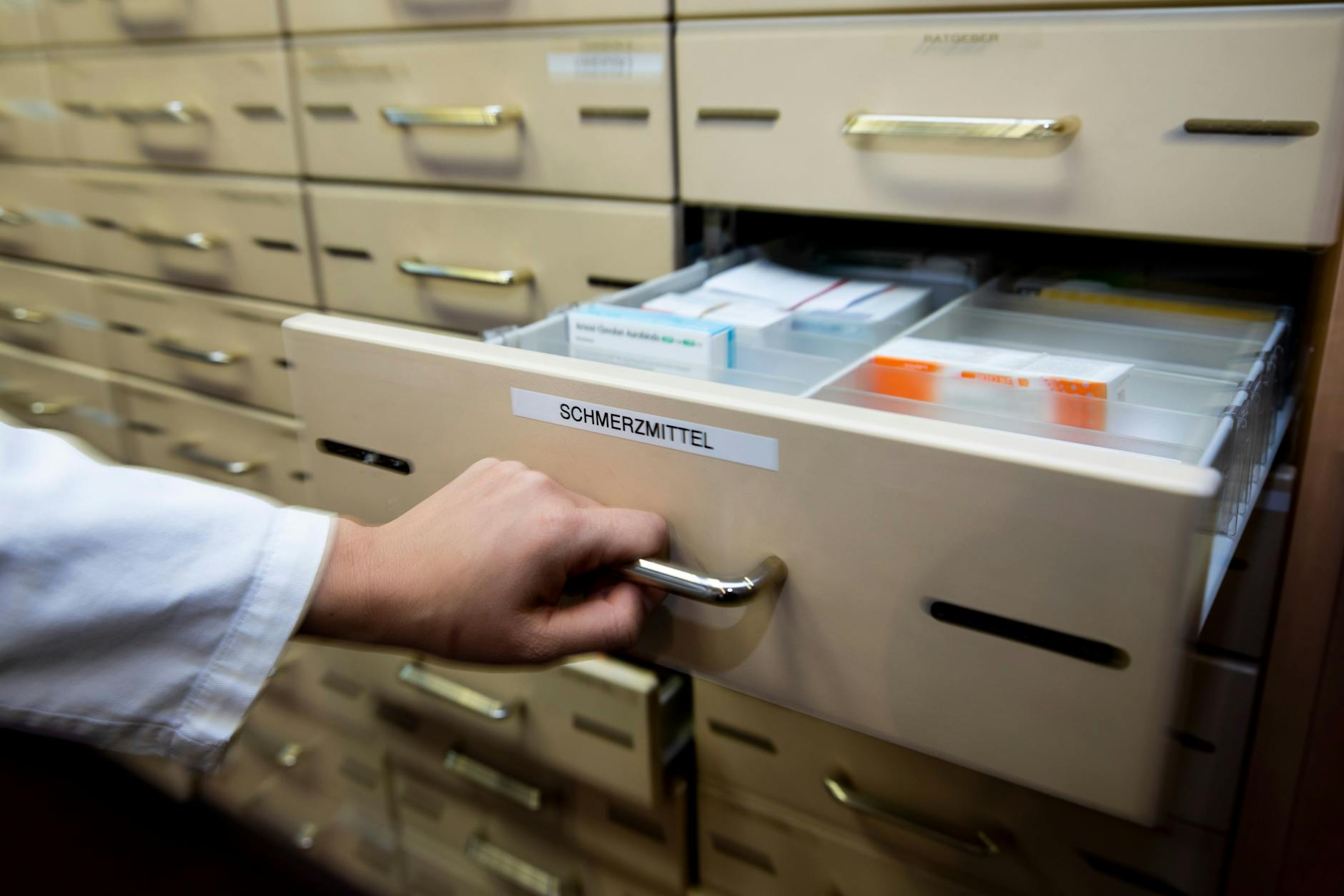 Mangel bei Arzneimitteln: ein Schubfach einer Apotheke, in dem Medikamente lagern