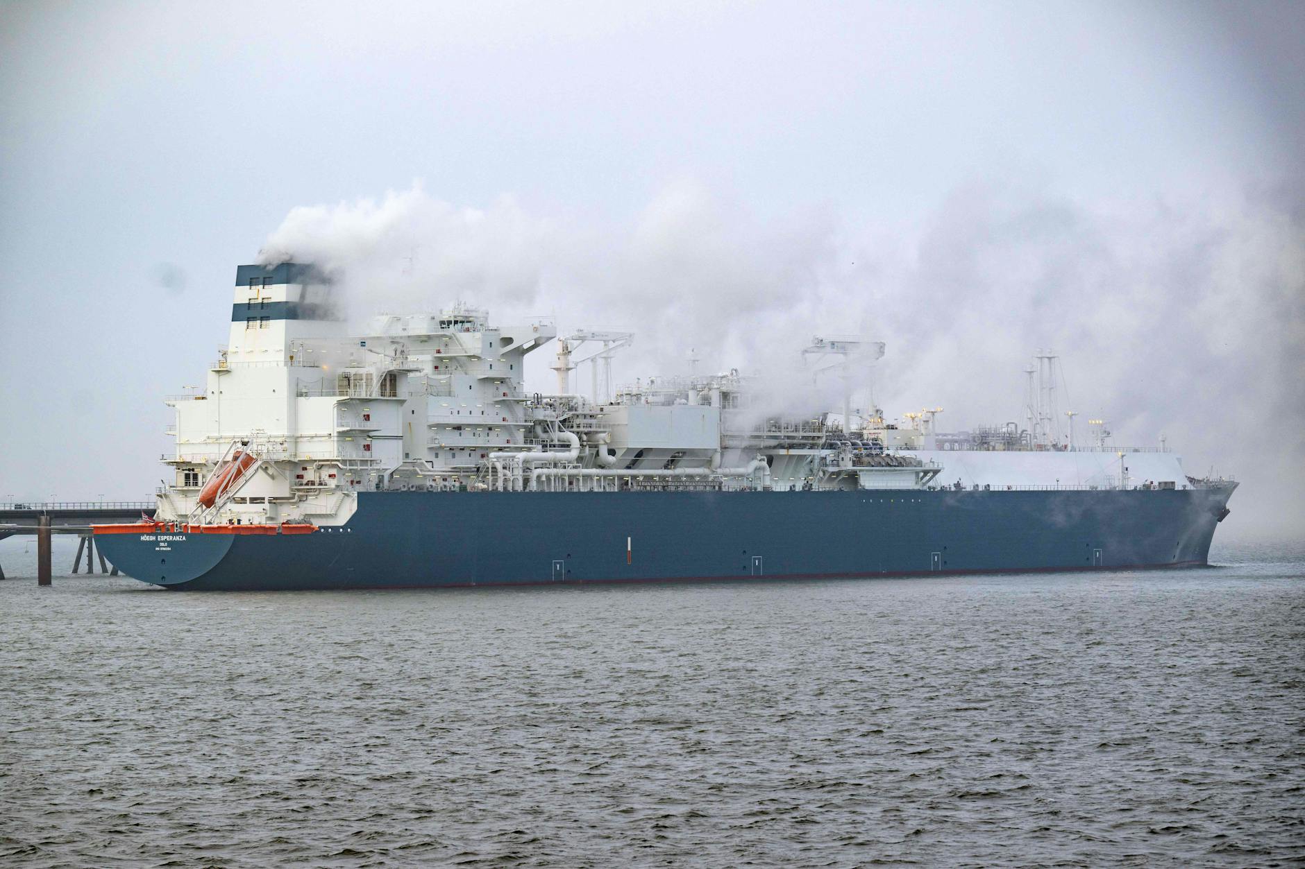 Spezialschiff „Höegh Esperanza“ während der Eröffnung des LNG-Terminals in Wilhelmshaven
