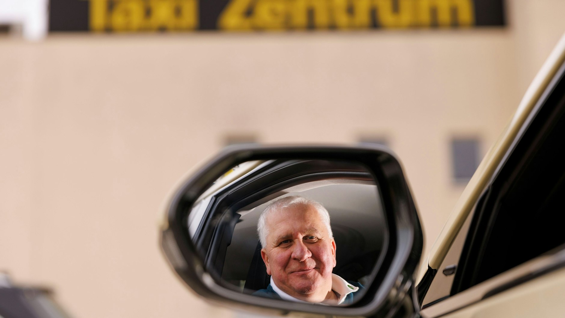 Leszek Nadolski, Taxifahrer und Vorsitzender der Berliner Taxi-Innung, sitzt in seinem Fahrzeug im Taxi-Zentrum.