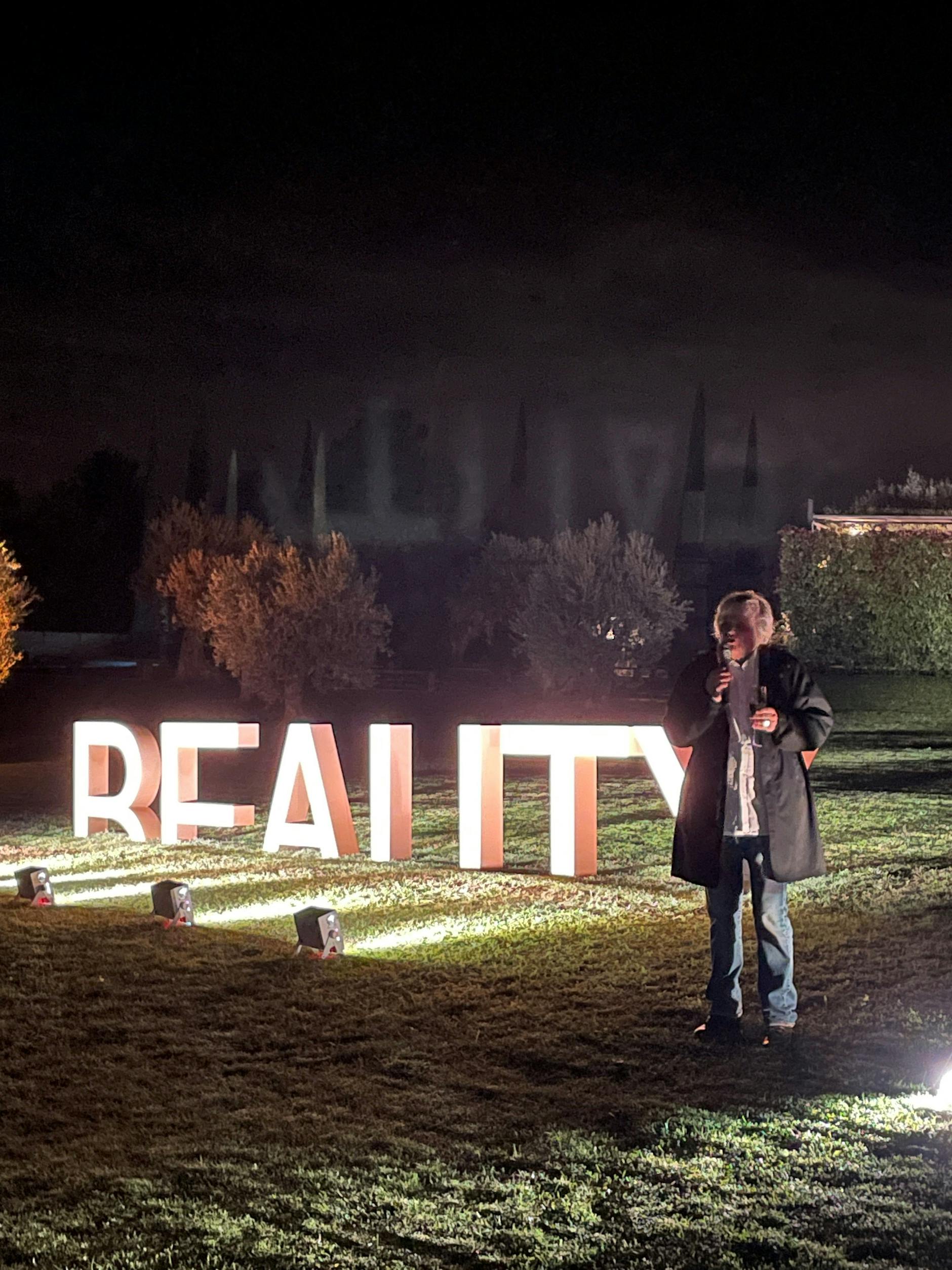 Carl Hegemann bei der Einweihung des Kunstwerks im Garten des Hotels