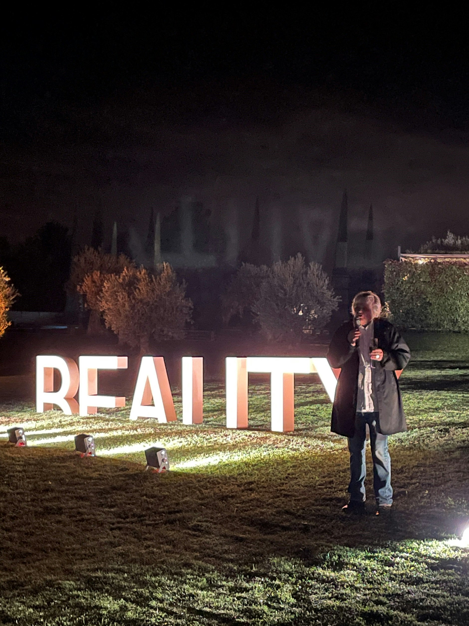 Carl Hegemann bei der Einweihung des Kunstwerks im Garten des Hotels