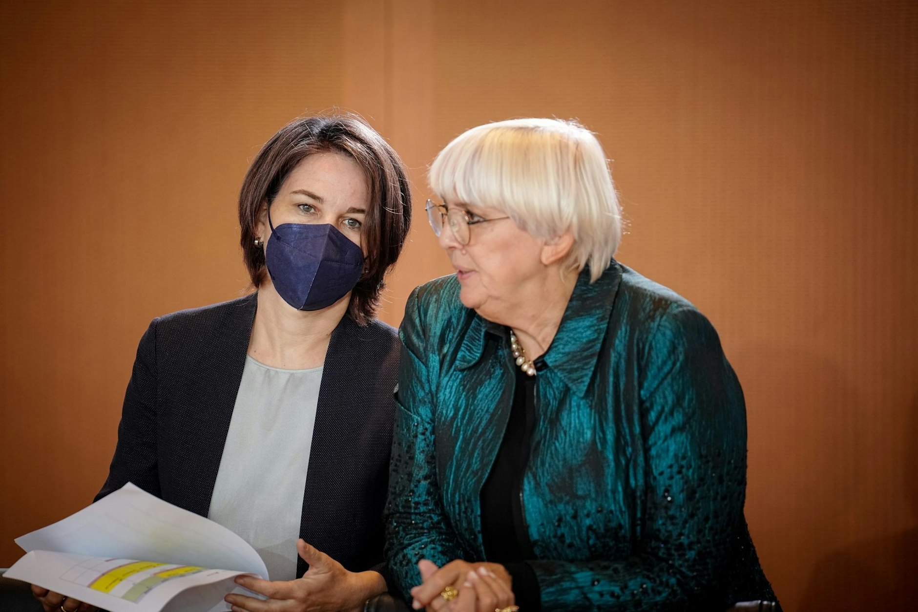 ARCHIV - Claudia Roth und Annalena Baerbock nehmen an der Sitzung des Bundeskabinetts im Bundeskanzleramt teil.  