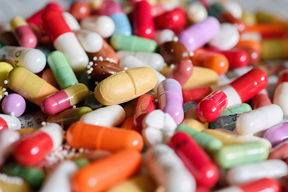 Alles schön bunt hier: eine Ansammlung an Tabletten. Medikamente in Deutschland werden knapp.