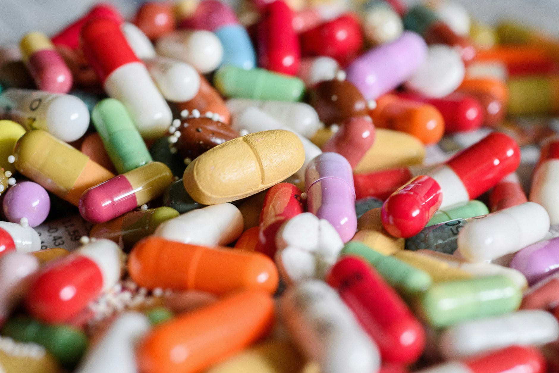 Alles schön bunt hier: eine Ansammlung an Tabletten. Medikamente in Deutschland werden knapp.