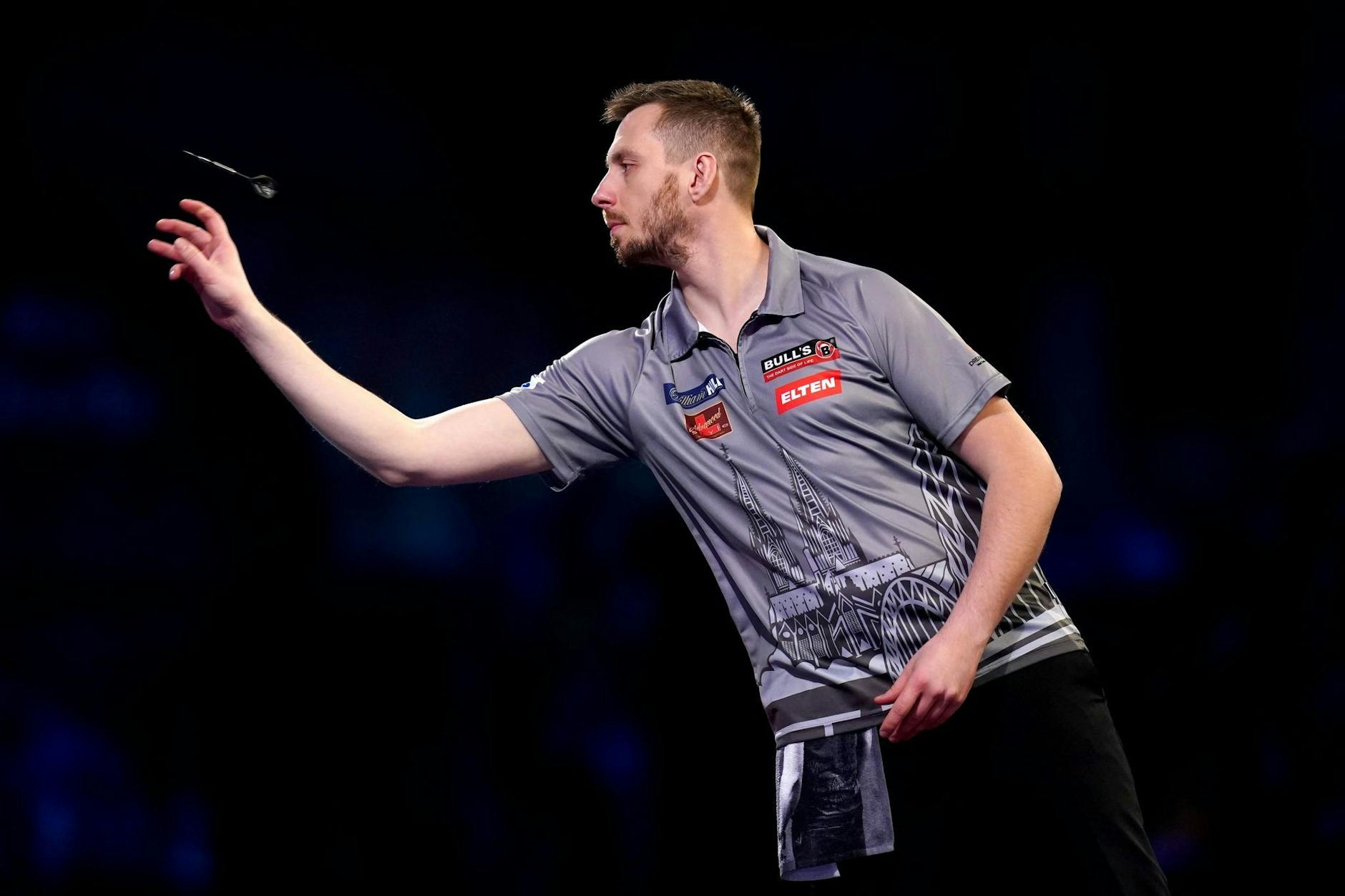 ARCHIV - Florian Hempel startet wieder bei der Darts-WM in London.
