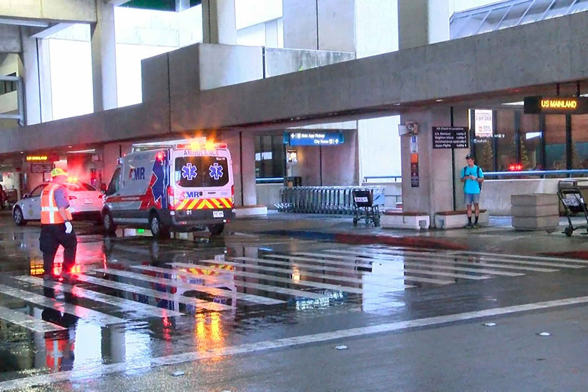 Sanitäter versorgen Menschen vor dem internationalen Flughafen in Honolulu, nachdem fast ein Dutzend Passagiere schwer verletzt wurden, als ein Flug nach Hawaii in schwere Turbulenzen geriet.