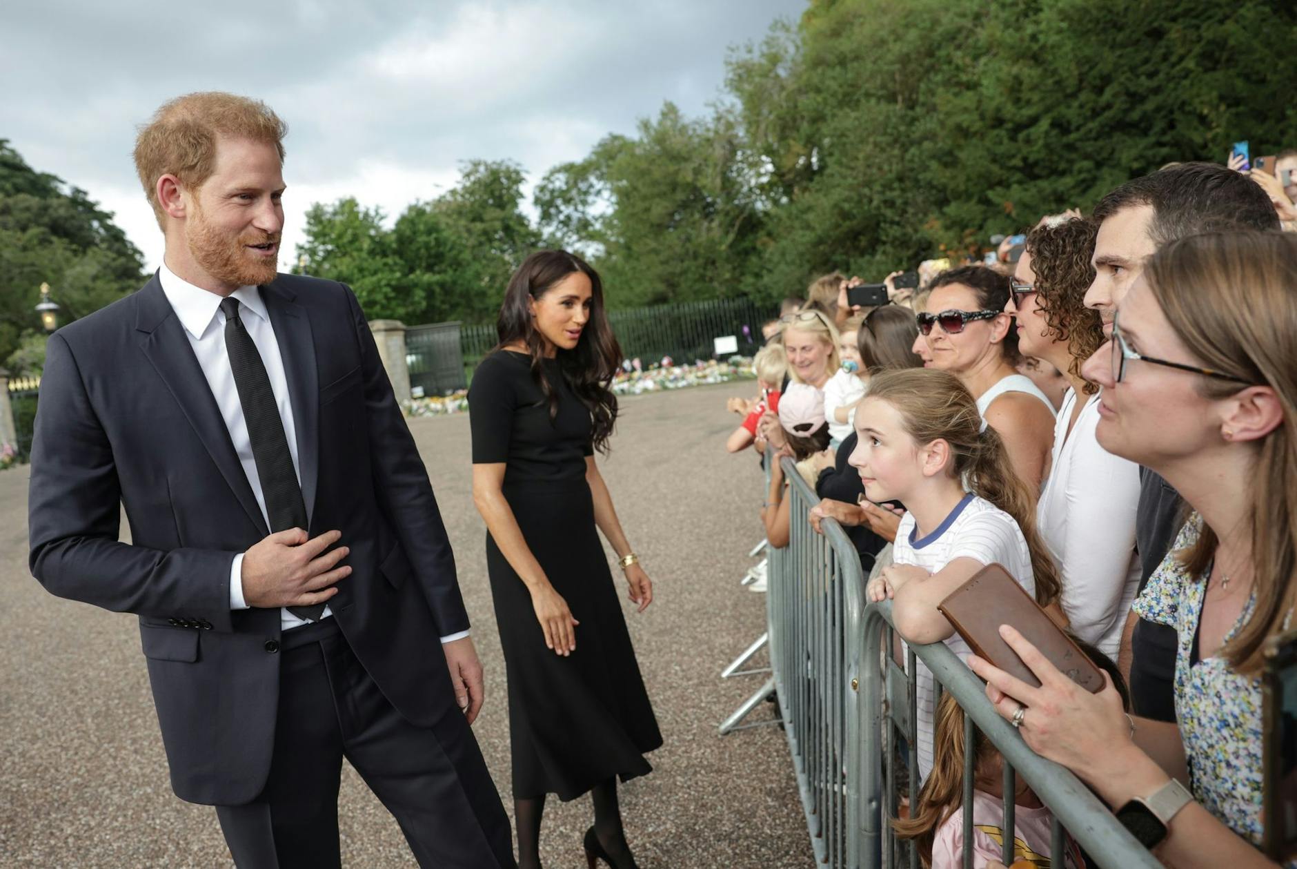 ARCHIV - Der britische Prinz Harry und seine Frau Meghan sprechen in einer Netflix-Doku über ihr schwieriges Verhältnis zum britischen Königshaus.