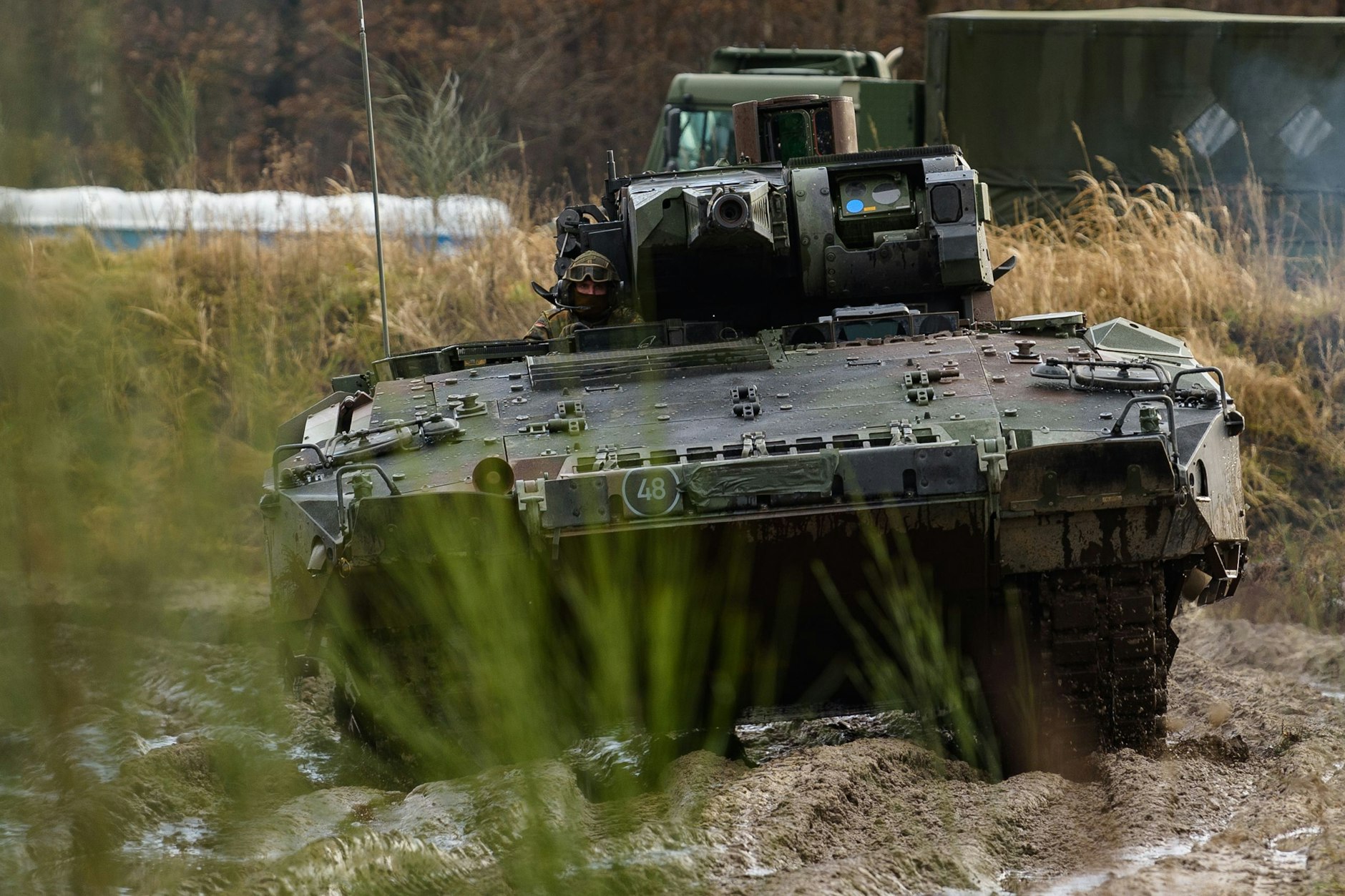 Ein Schützenpanzer der Bundeswehr vom Typ Puma fährt während einer Vorführung über den Übungsplatz. Die Probleme mit dem Schützenpanzer reißen nicht ab. 