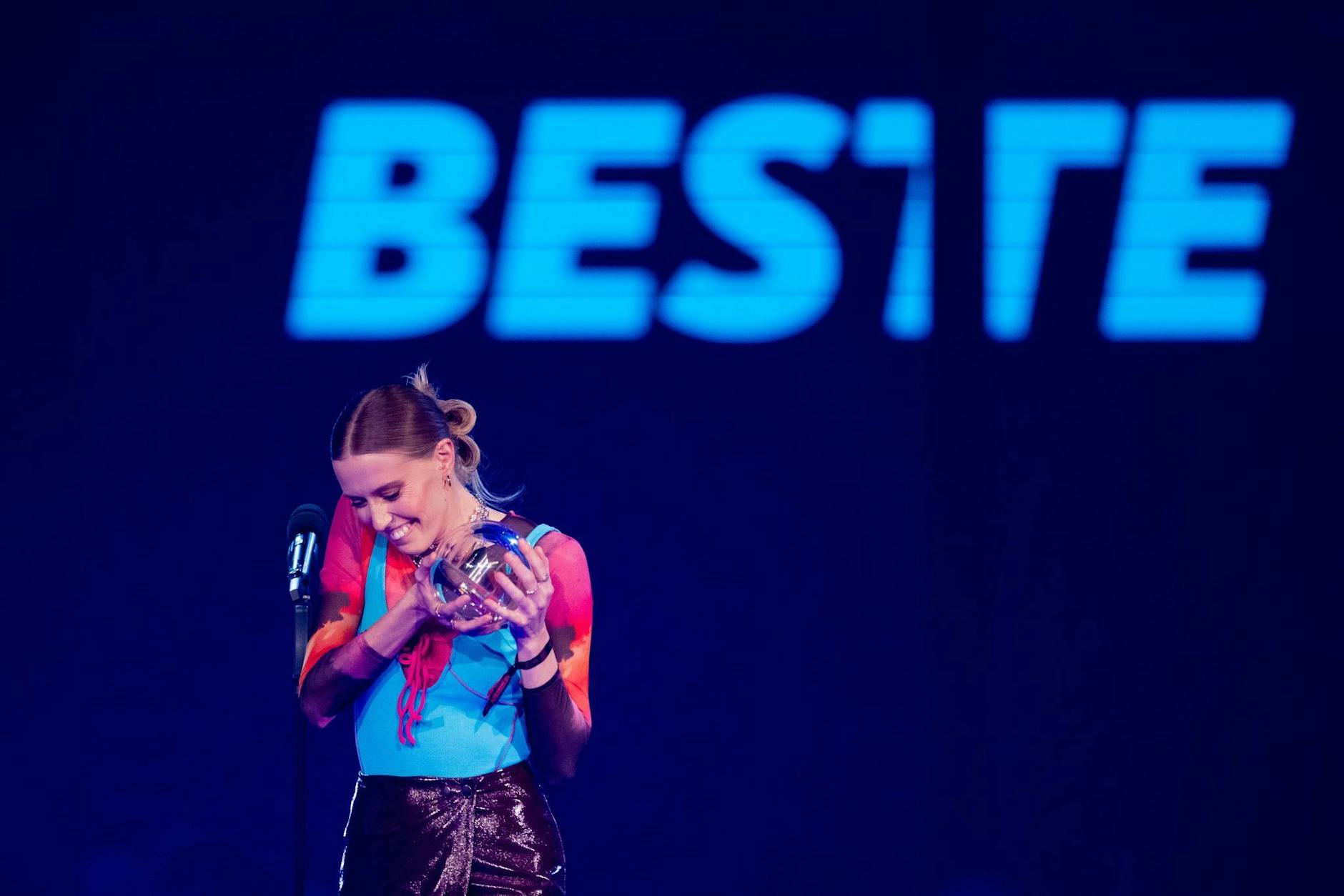 dpatopbilder - Lea ist «Beste Künstlerin» bei der 1Live Krone.