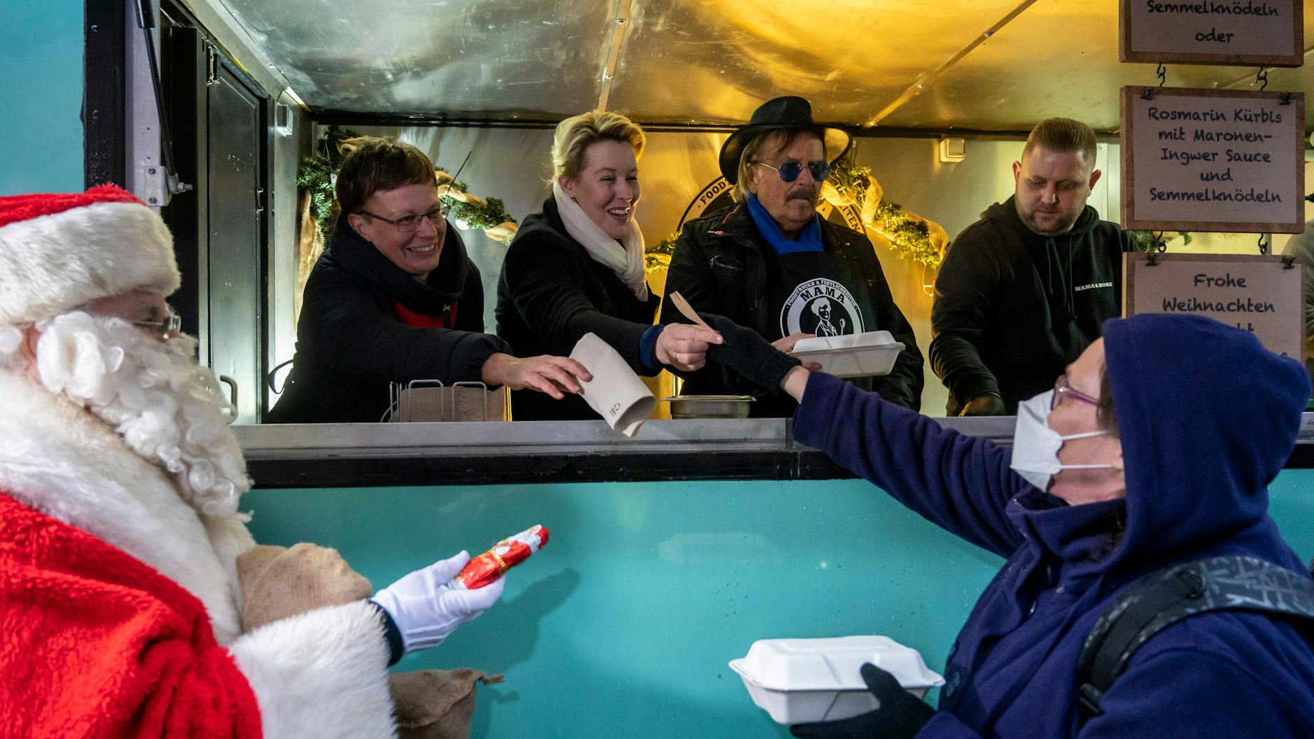 Während Frank Zander das Essen verteilte, gab es noch süße Gaben vom Weihnachtsmann.