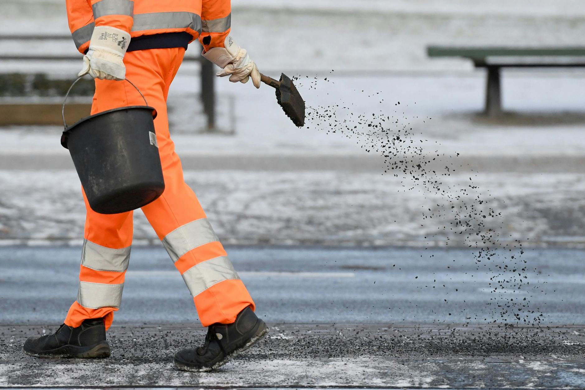 Glatteis und Eisregen legen Deutschland am Montag lahm.