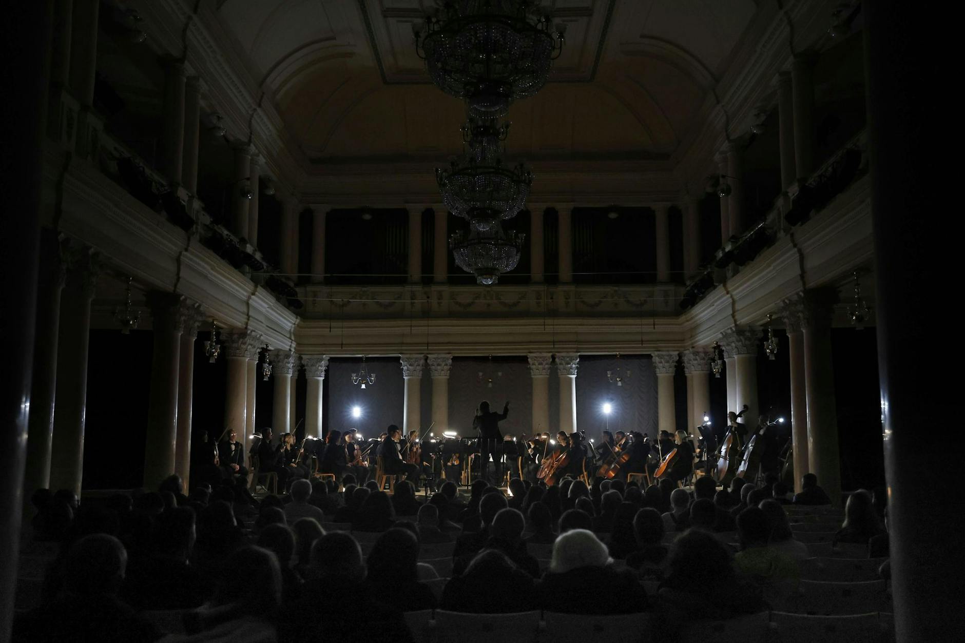 Noch immer halten die Stromausfälle in Kiew aufgrund der Angriffe auf die Energieinfrastruktur an. Ein Orchester lässt sich davon jedoch nicht beeindrucken und gibt im Dunkeln ein Konzert.
