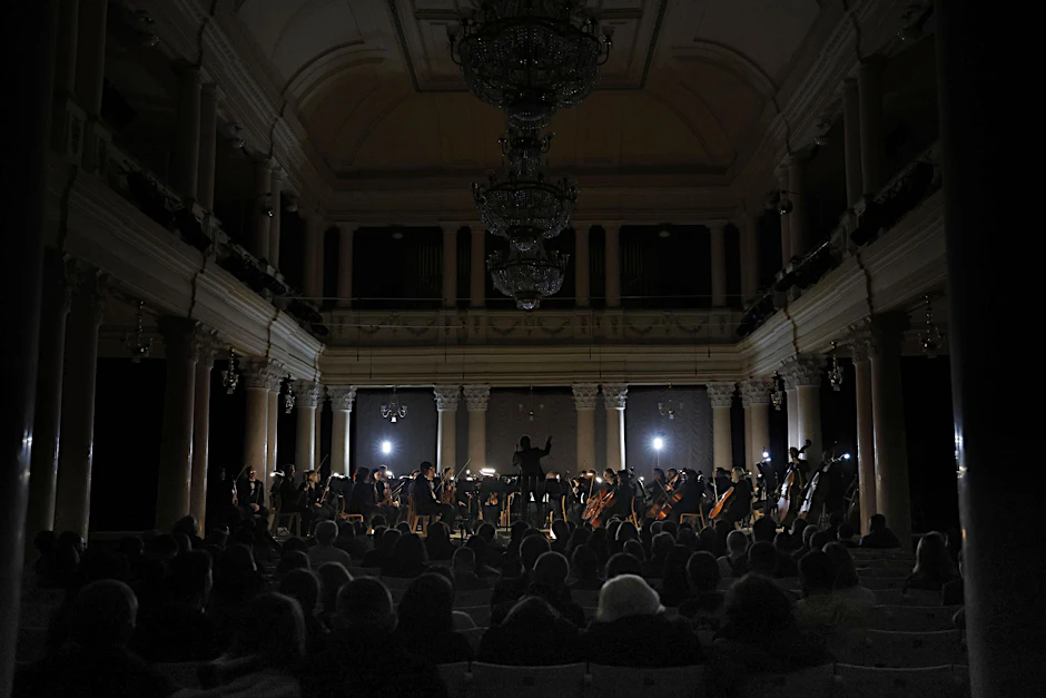 Noch immer halten die Stromausfälle in Kiew aufgrund der Angriffe auf die Energieinfrastruktur an. Ein Orchester lässt sich davon jedoch nicht beeindrucken und gibt im Dunkeln ein Konzert.