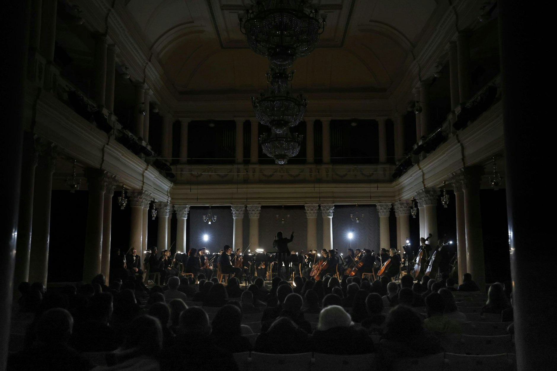Noch immer halten die Stromausfälle in Kiew aufgrund der Angriffe auf die Energieinfrastruktur an. Ein Orchester lässt sich davon jedoch nicht beeindrucken und gibt im Dunkeln ein Konzert.