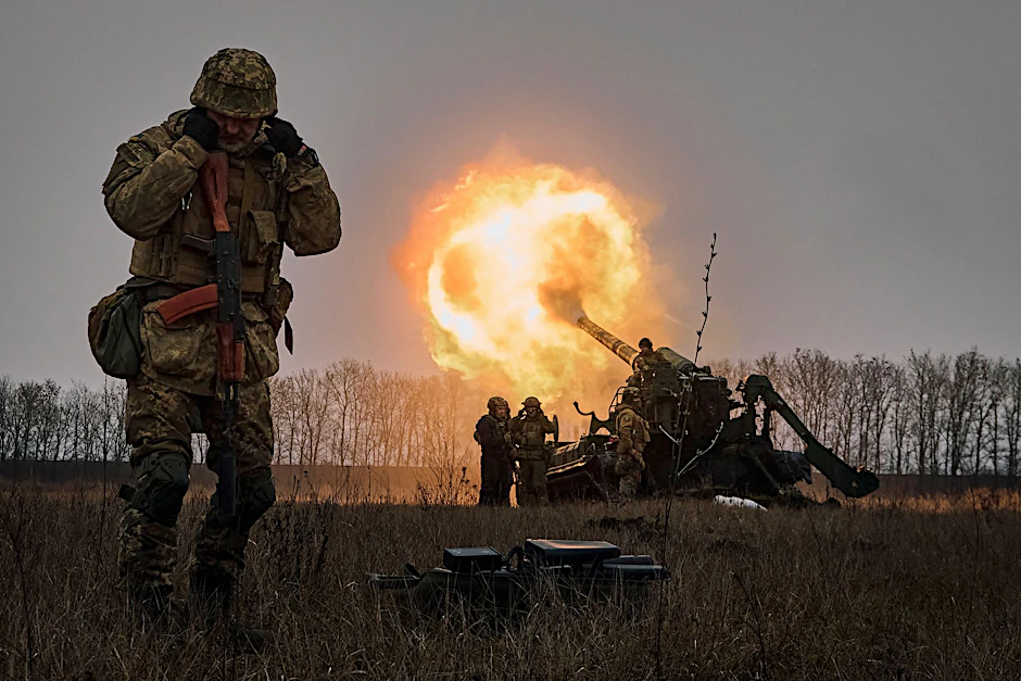 Ukrainische Soldaten feuern in Bachmut eine Pion-Kanonenhaubitze auf russische Stellungen. Die Wagner-Söldnergruppe spielt London zufolge  bei den Kämpfen um die Stadt weiter eine zentrale Rolle.