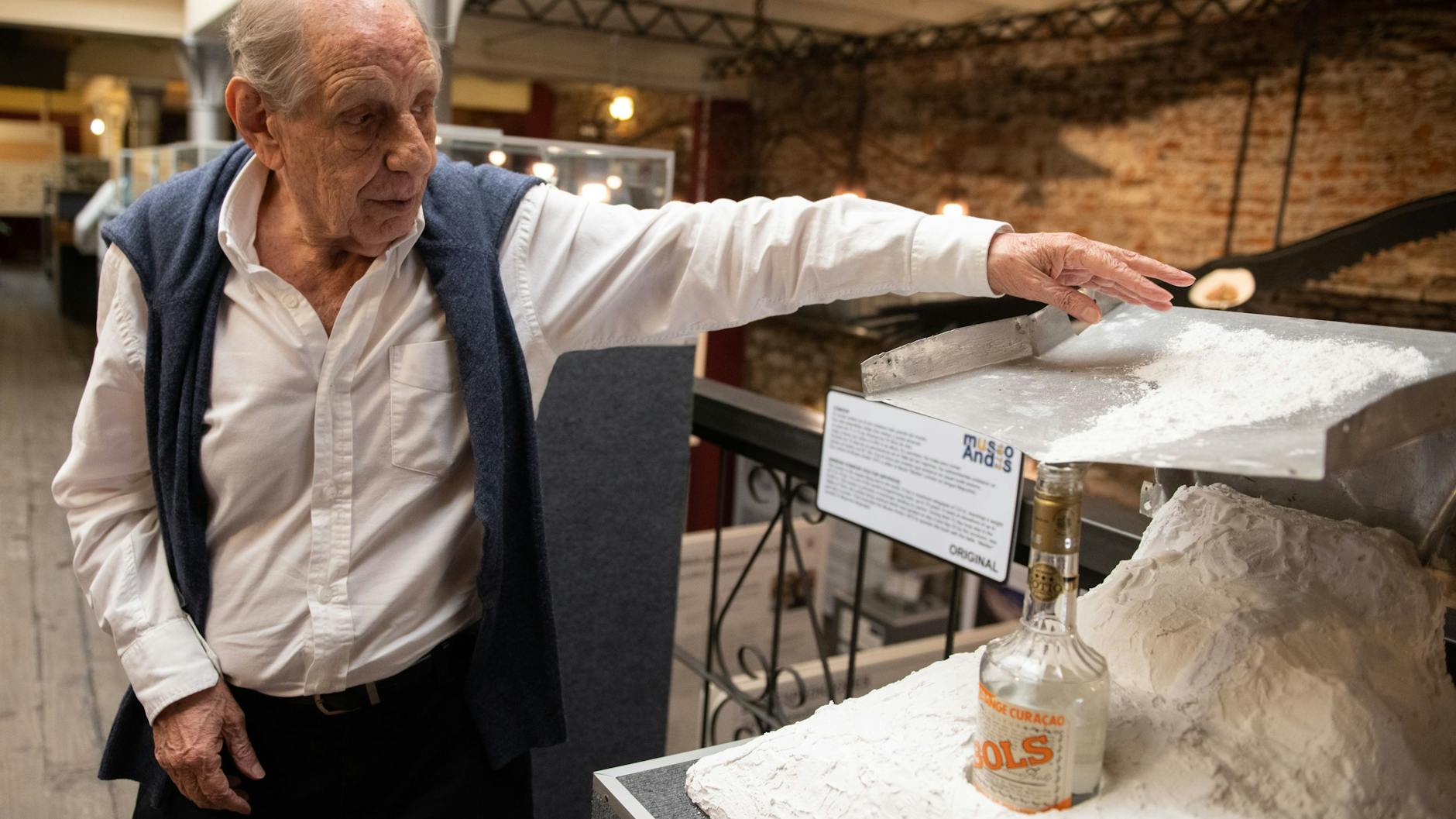 Ramon Sabella, Überlebender des Flugunfalls, der als „Wunder der Anden“ bekannt ist, erzählt seine Erfahrungen im Museum Anden 1972.