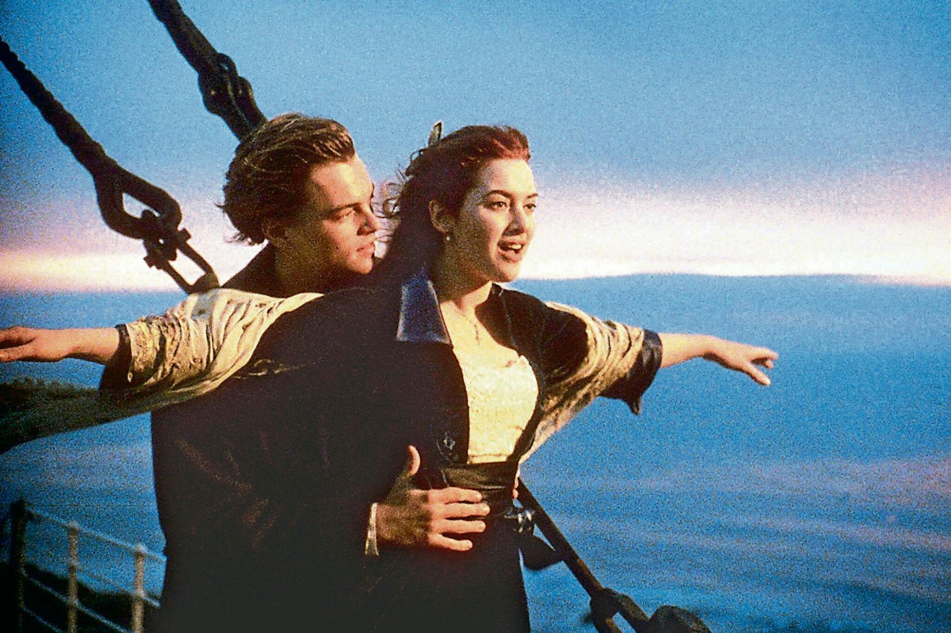 Leonardo DiCaprio als Jack Dawson und Kate Winslet als Rose DeWitt Bukater in einer Szene des Films „Titanic“.