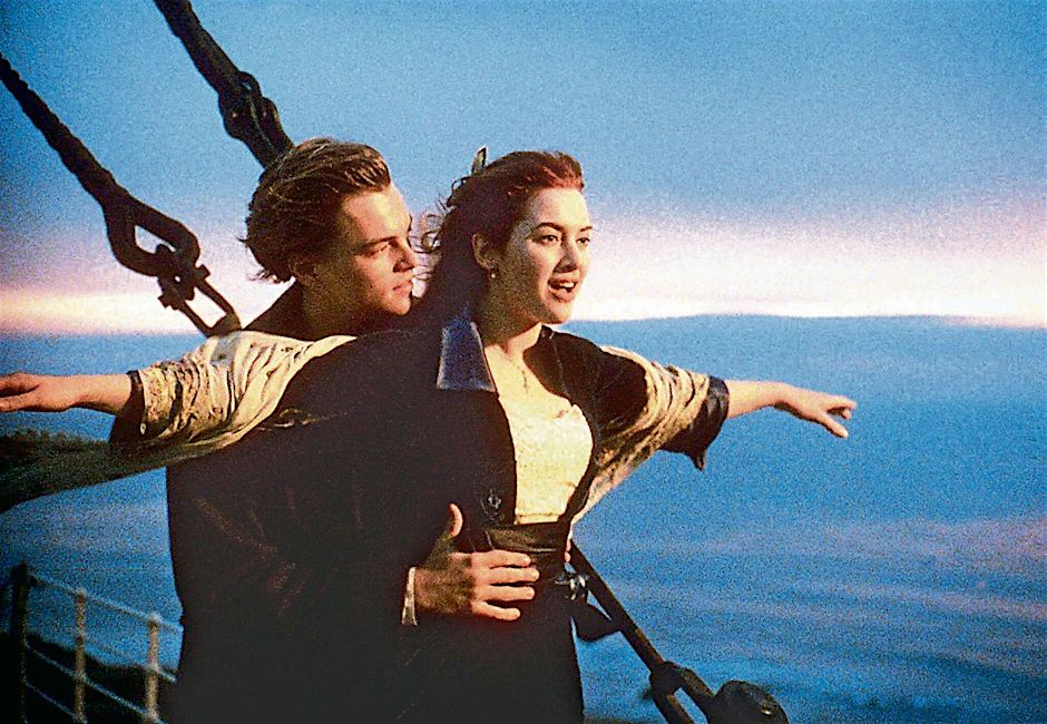 Leonardo DiCaprio als Jack Dawson und Kate Winslet als Rose DeWitt Bukater in einer Szene des Films „Titanic“.