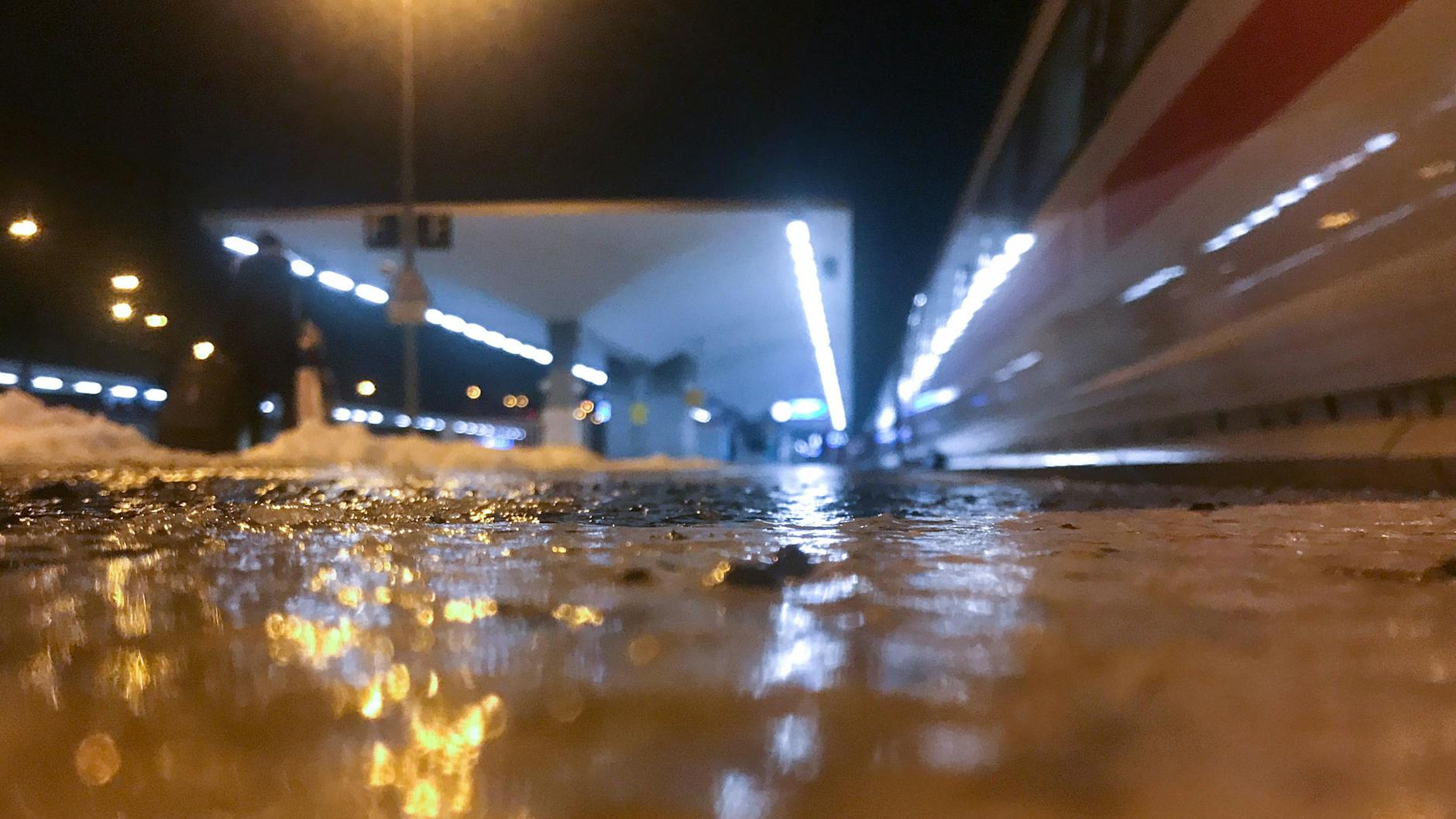 Eine Eisschicht liegt auf einem Bahnsteig des Hauptbahnhofs. In weiten Teilen Deutschlands gibt es eine Unwetterwarnung vor Glatteis.