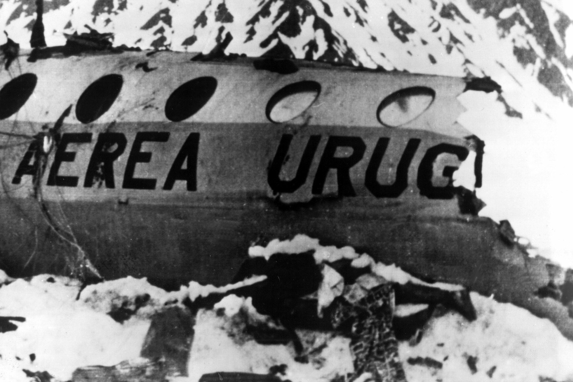 Die Aufnahme der Rettungsmannschaft zeigt das schneebedeckte Flugzeugwrack in den chilenischen Anden und eine der Leichen.