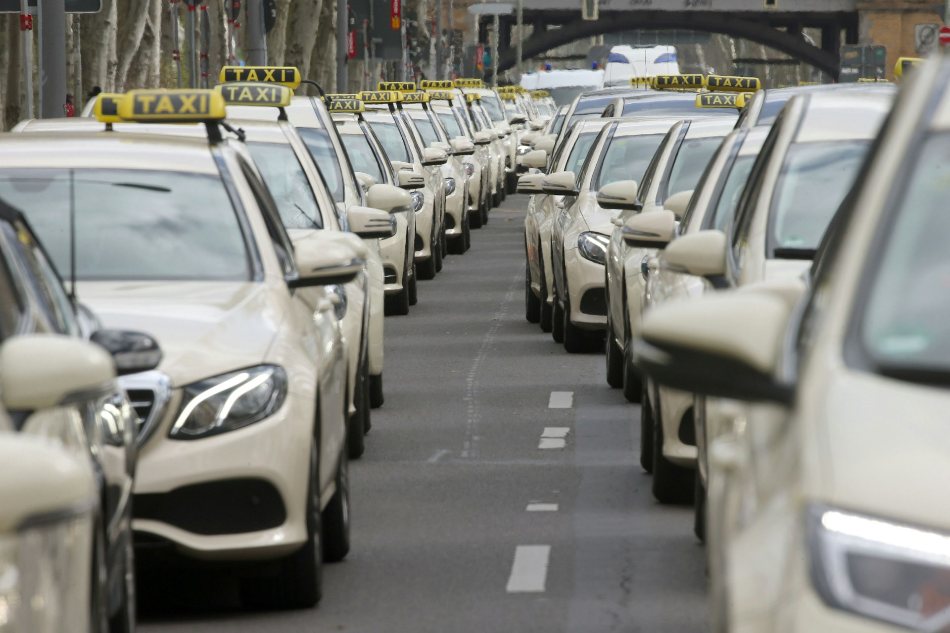 Taxi-Fahrten in Berlin könnten nach der Preisanpassung am Dienstag immer seltener werden. Um 20 Prozent steigen die Preise.