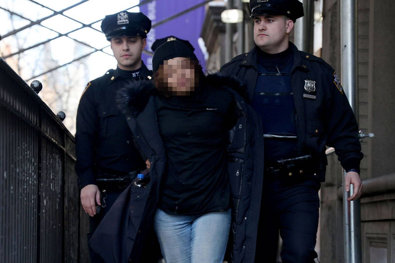 Hier wird die Einbrecherin abgeführt.