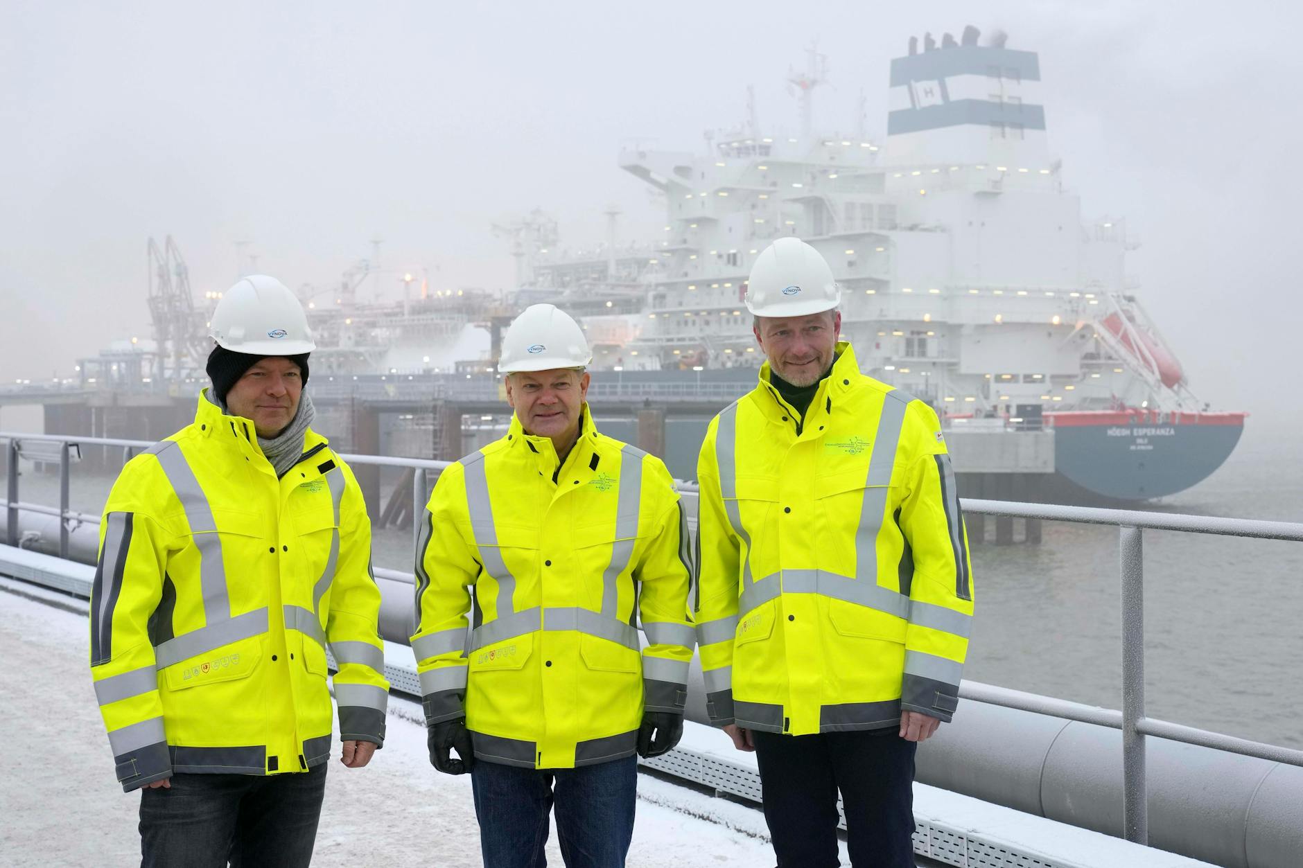 Eröffnung des LNG-Terminals in Wilhelmshaven: Wirtschaftsminister Robert Habeck (Grüne), Bundeskanzler Olaf Scholz (SPD) und Finanzminister Christian Lindner (FDP) stehen vor dem Spezialschiff „Hoegh Esperanza“.