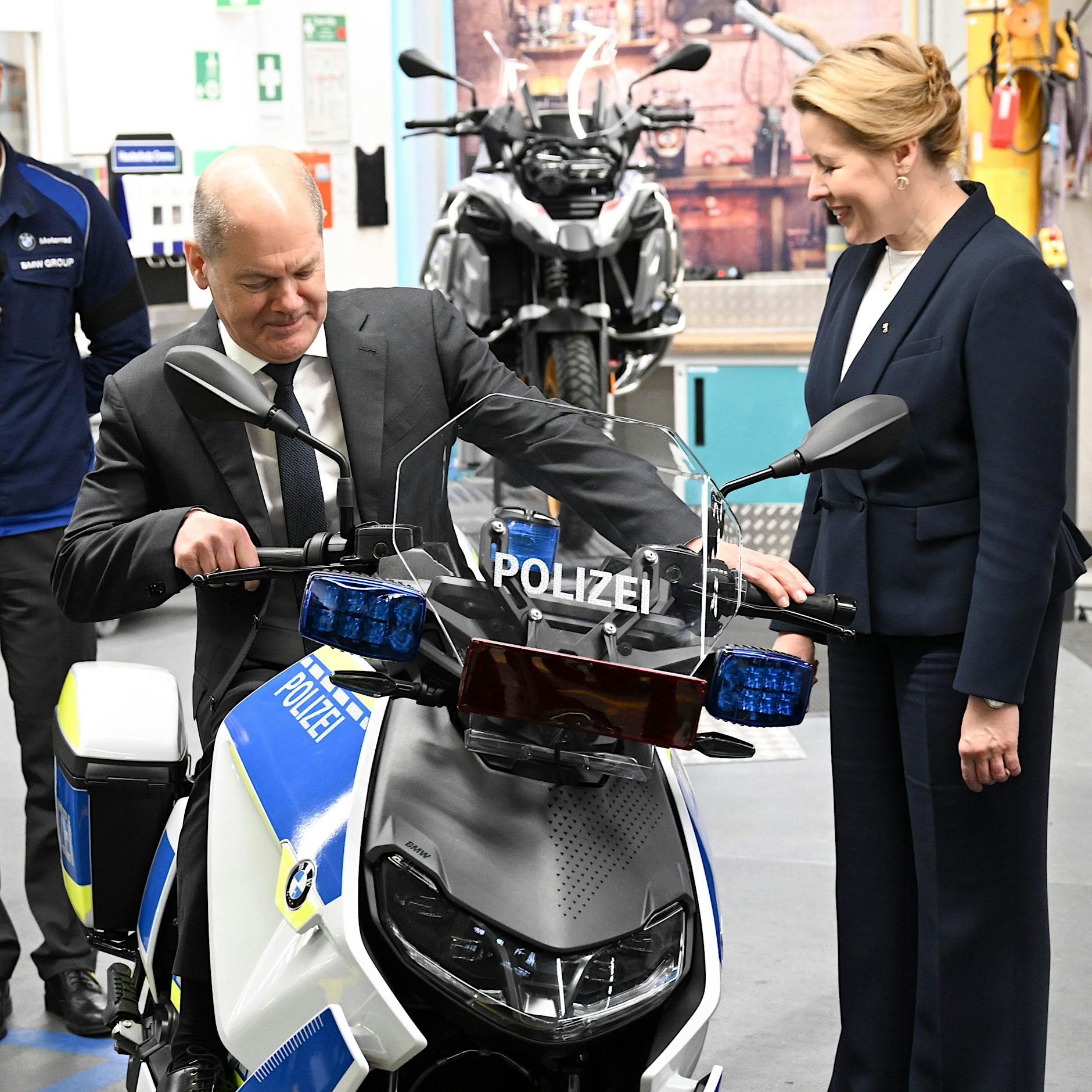 Besuch bei BMW in Berlin: Giffey überlässt Scholz den Fahrersitz