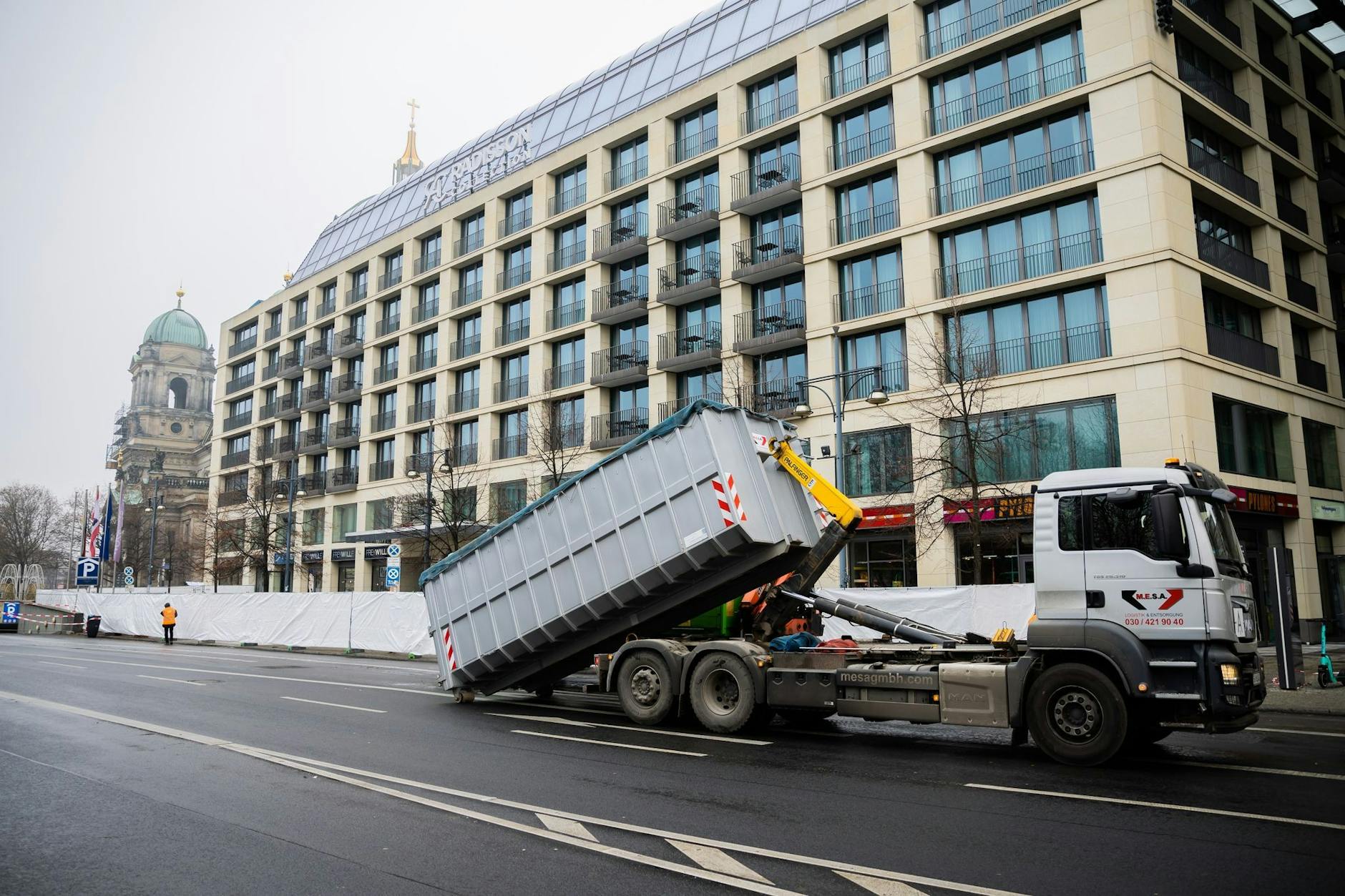 Ein Container mit Schutt wird nach dem Platzen eines Groß-Aquarium in einer Berliner Hotellobby auf einen LKW geladen.