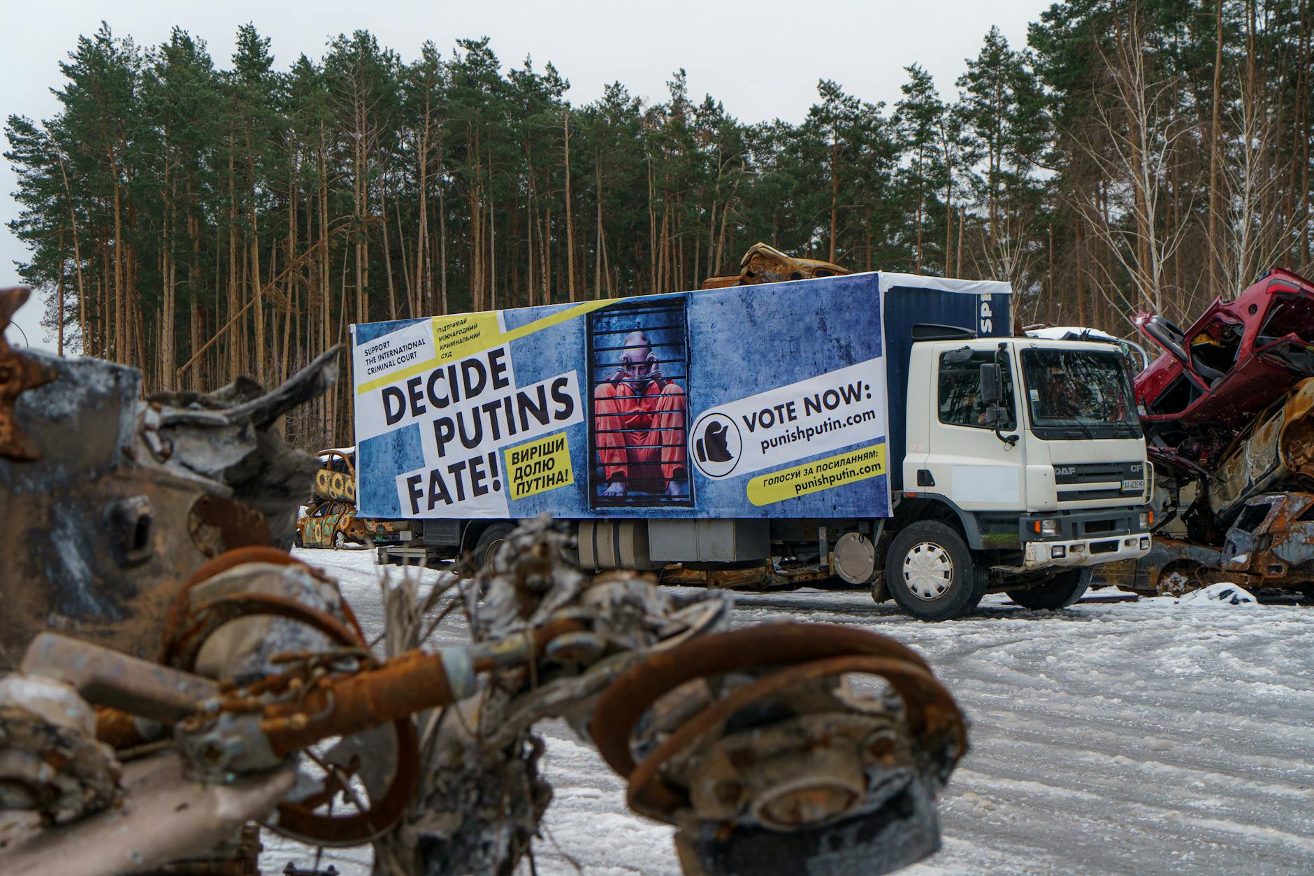 In Kiew wirbt ein Lkw für die Aktion des Zentrums für politische Schönheit: die Abstimmung zur Bestrafung von Wladimir Putin.