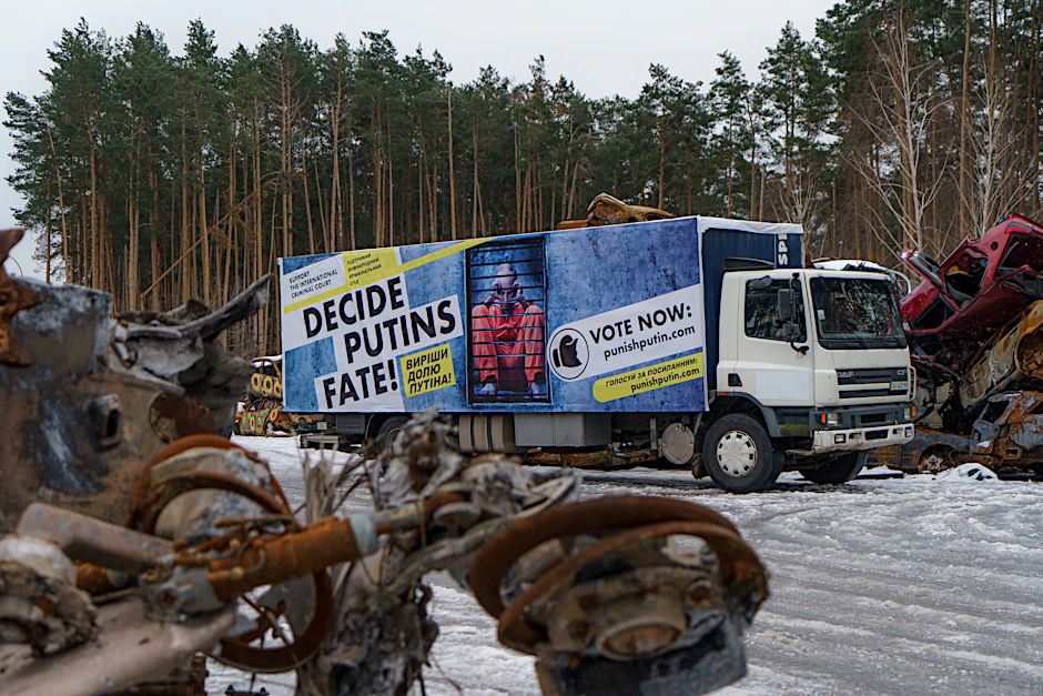 In Kiew wirbt ein Lkw für die Aktion des Zentrums für politische Schönheit: die Abstimmung zur Bestrafung von Wladimir Putin.
