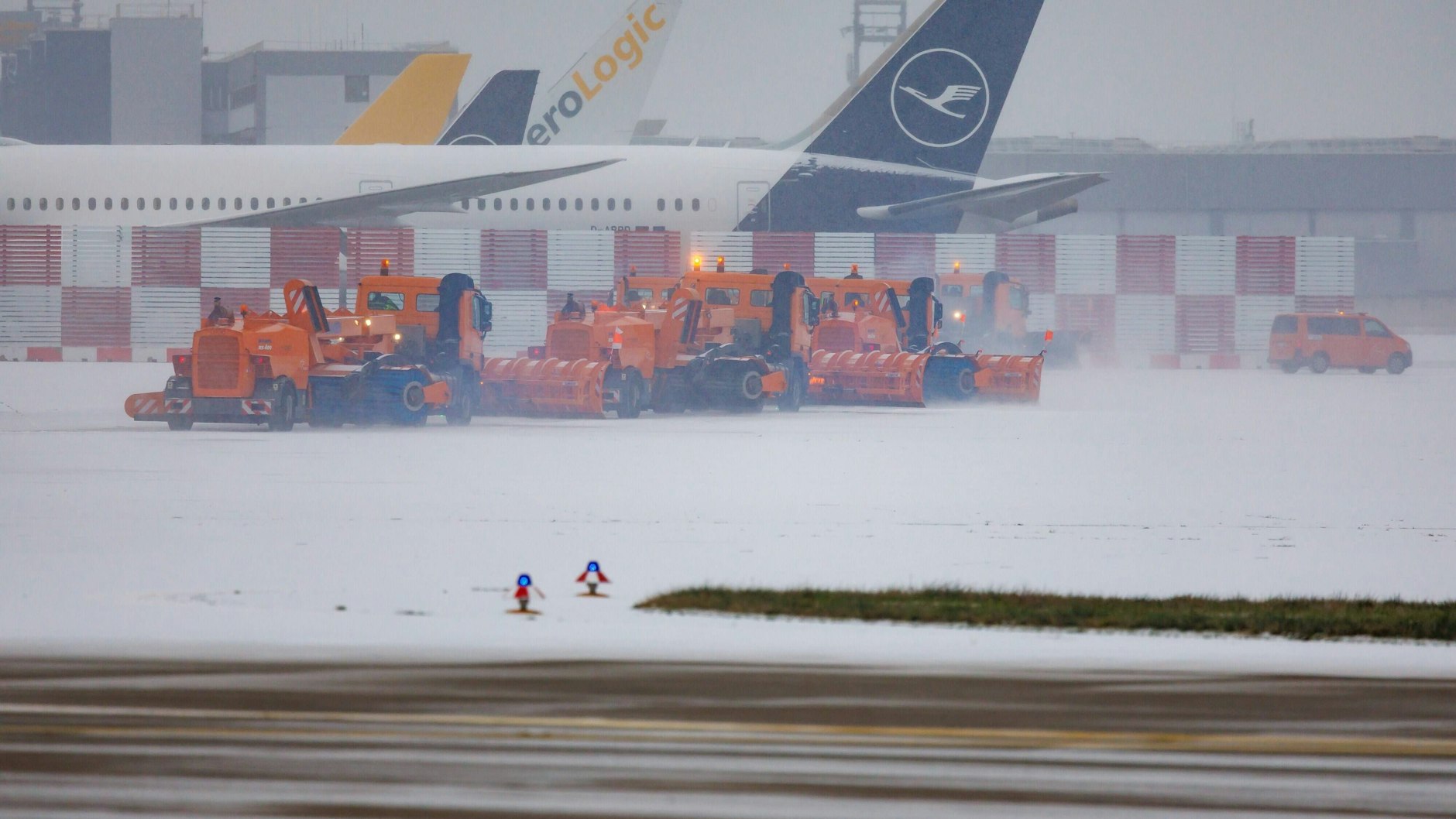 Wintereinbruch Flughafen Frankfurt am Main: Wegen Glatteis fallen am Montag zahlreiche Flüge aus.