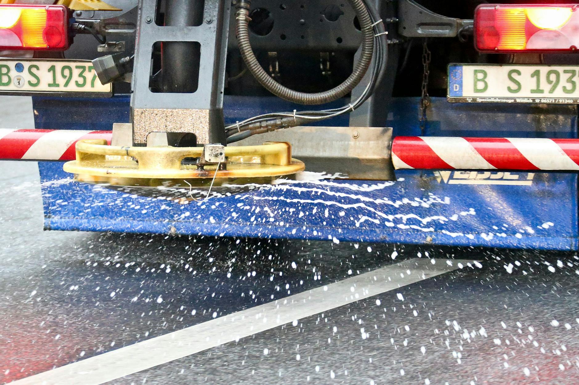 Ein BSR-Fahrzeug verstreut Salz.