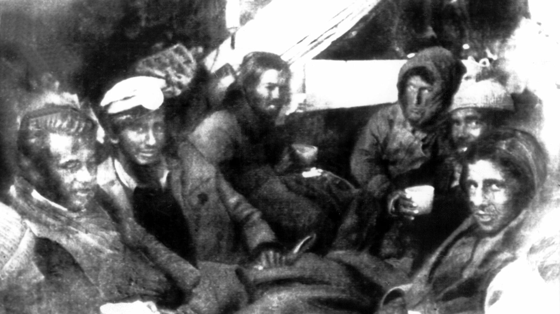 Eine Gruppe der Überlebenden im Flugzeugwrack, aufgenommen von der Rettungsmannschaft.