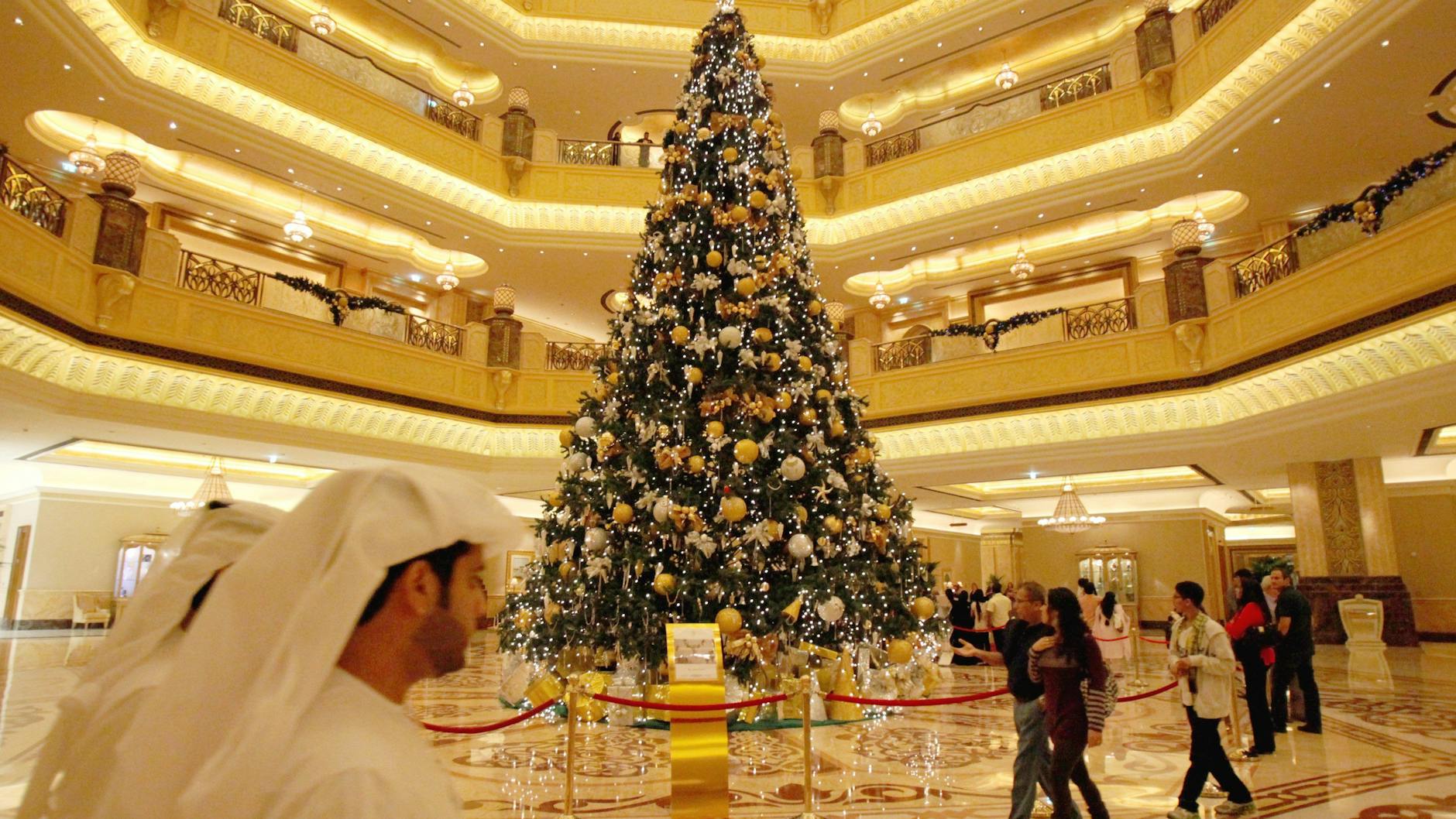 Mehr als elf Millionen Dollar war im Dezember 2010 die Dekoration der glitzernden Riesentanne in einem Hotel in Abu Dhabi (Vereinigte Arabische Emirate) wert.