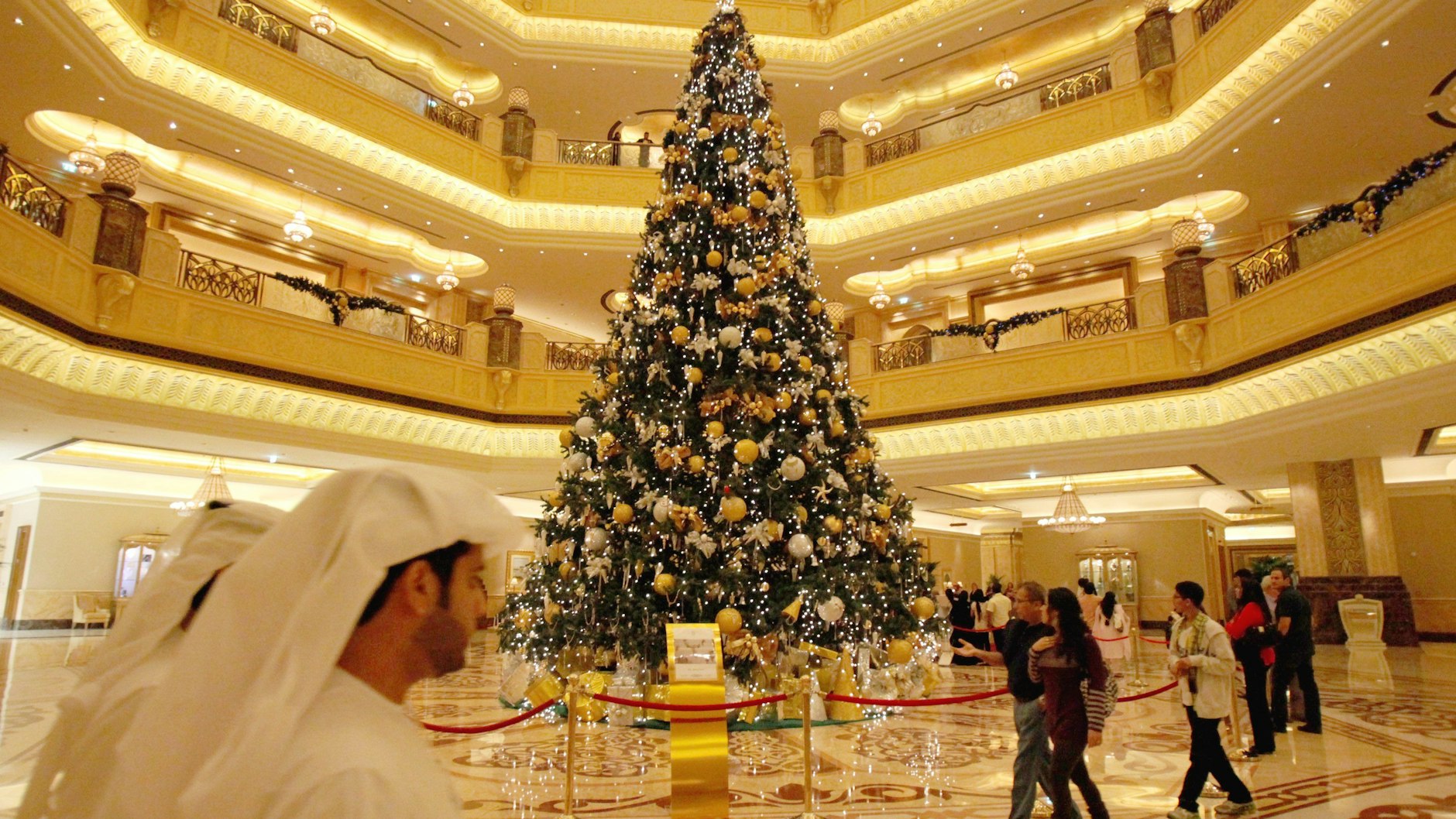 Mehr als elf Millionen Dollar war im Dezember 2010 die Dekoration der glitzernden Riesentanne in einem Hotel in Abu Dhabi (Vereinigte Arabische Emirate) wert.