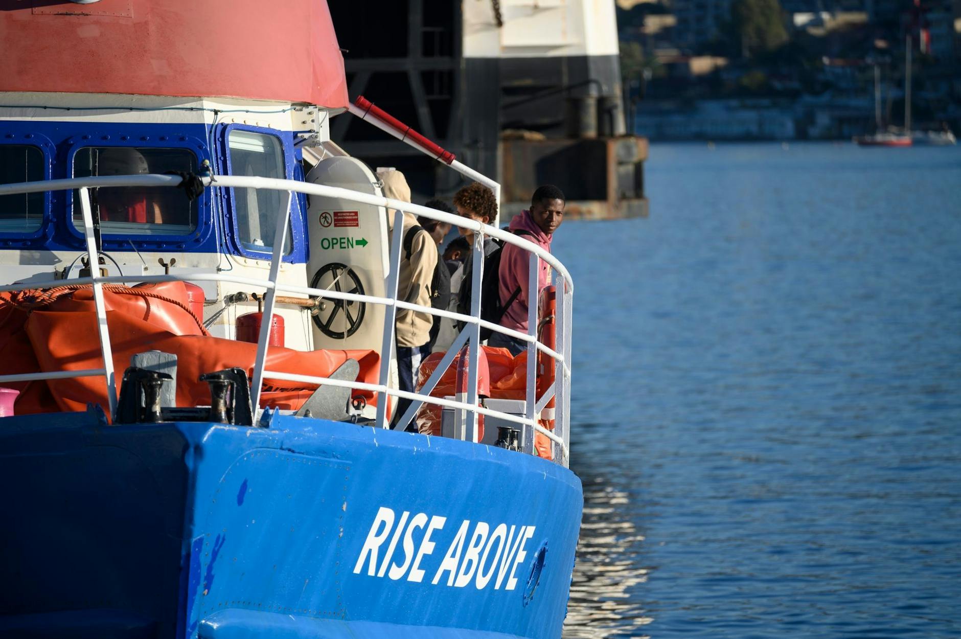 ARCHIV - Das deutsche humanitären Schiff "Rise Above" soll im süditalienischen Gioia Tauro anlegen.