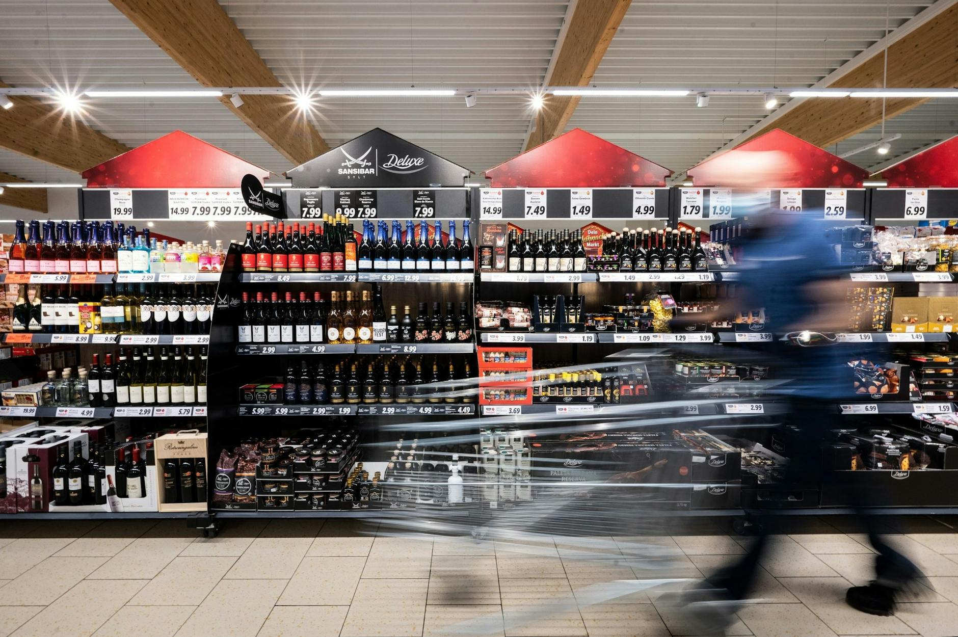 ARCHIV - Bei den meisten Menschen wird an Weihnachten aufwendig gekocht. Discounter wie Lidl und Aldi versuchen deshalb, die Kunden mit günstigen Angeboten anzulocken.