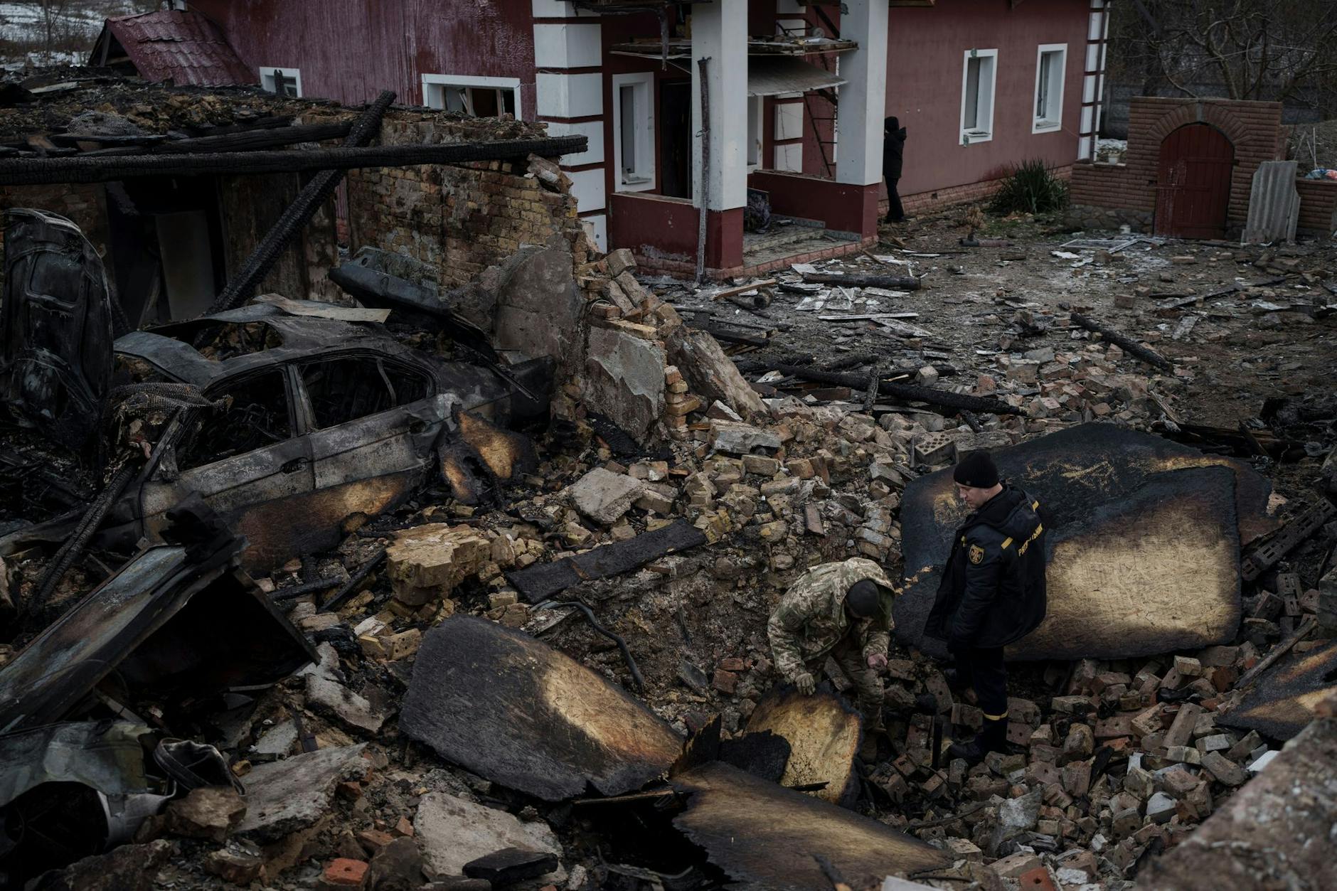 Bild der Zerstörung: Ein Feuerwehrmann und ein Soldat inspizieren ein beschädigtes Haus nach einem Drohnenangriff im Dorf Stari Bezradychi in der Region Kiew.